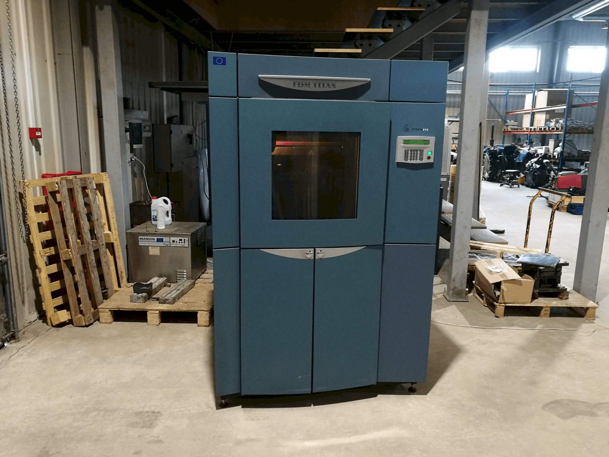 Prikaz stroja Stratasys FDM Titan sprijeda