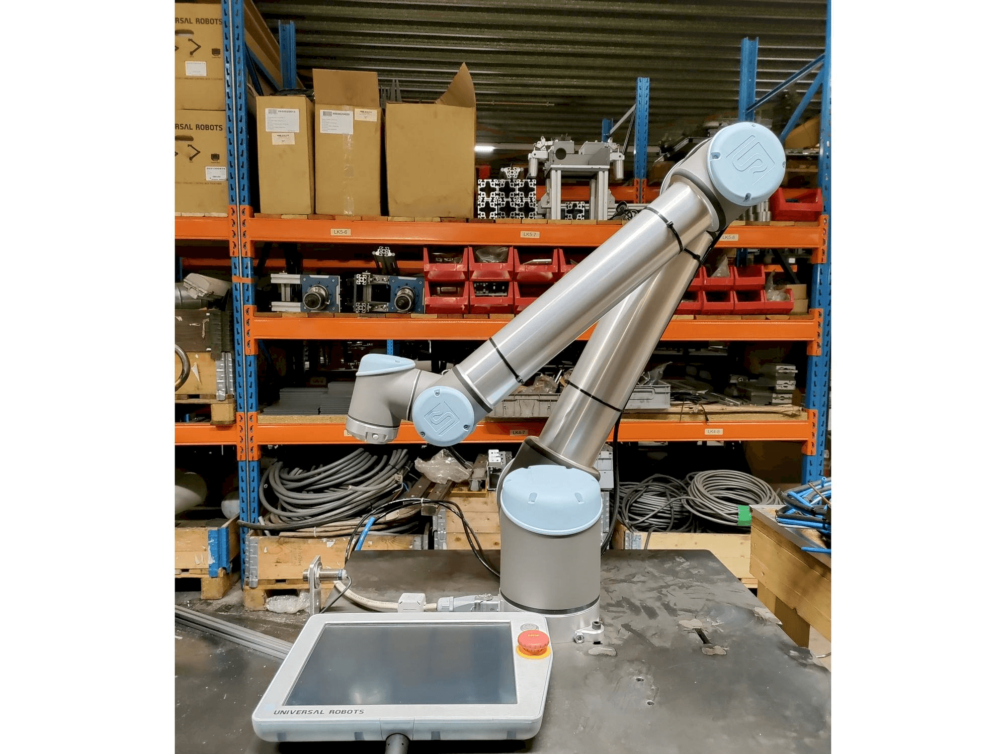 Prikaz stroja Universal Robots UR10 sprijeda