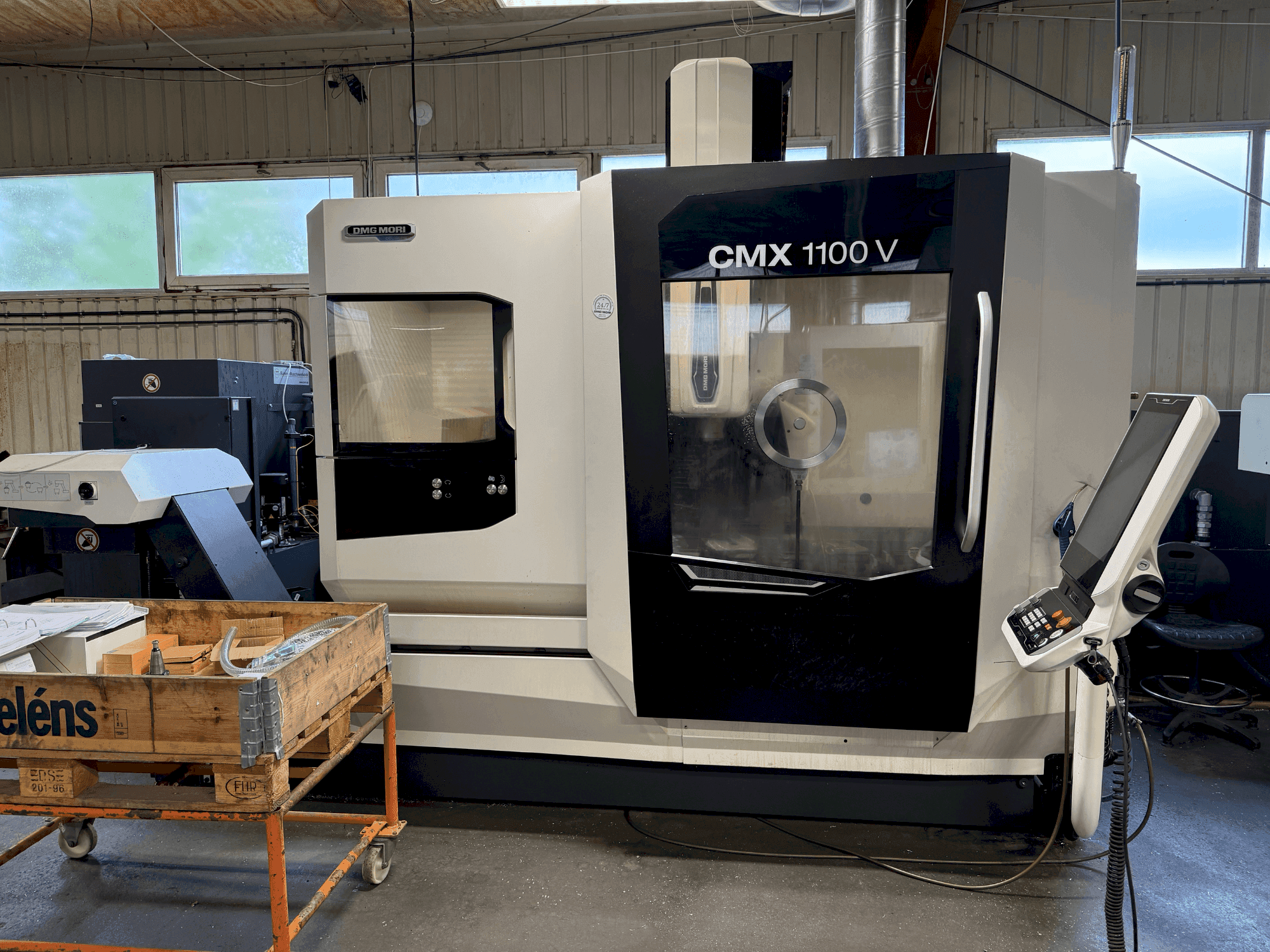 Prikaz stroja DMG MORI CMX 1100 V (2022) sprijeda