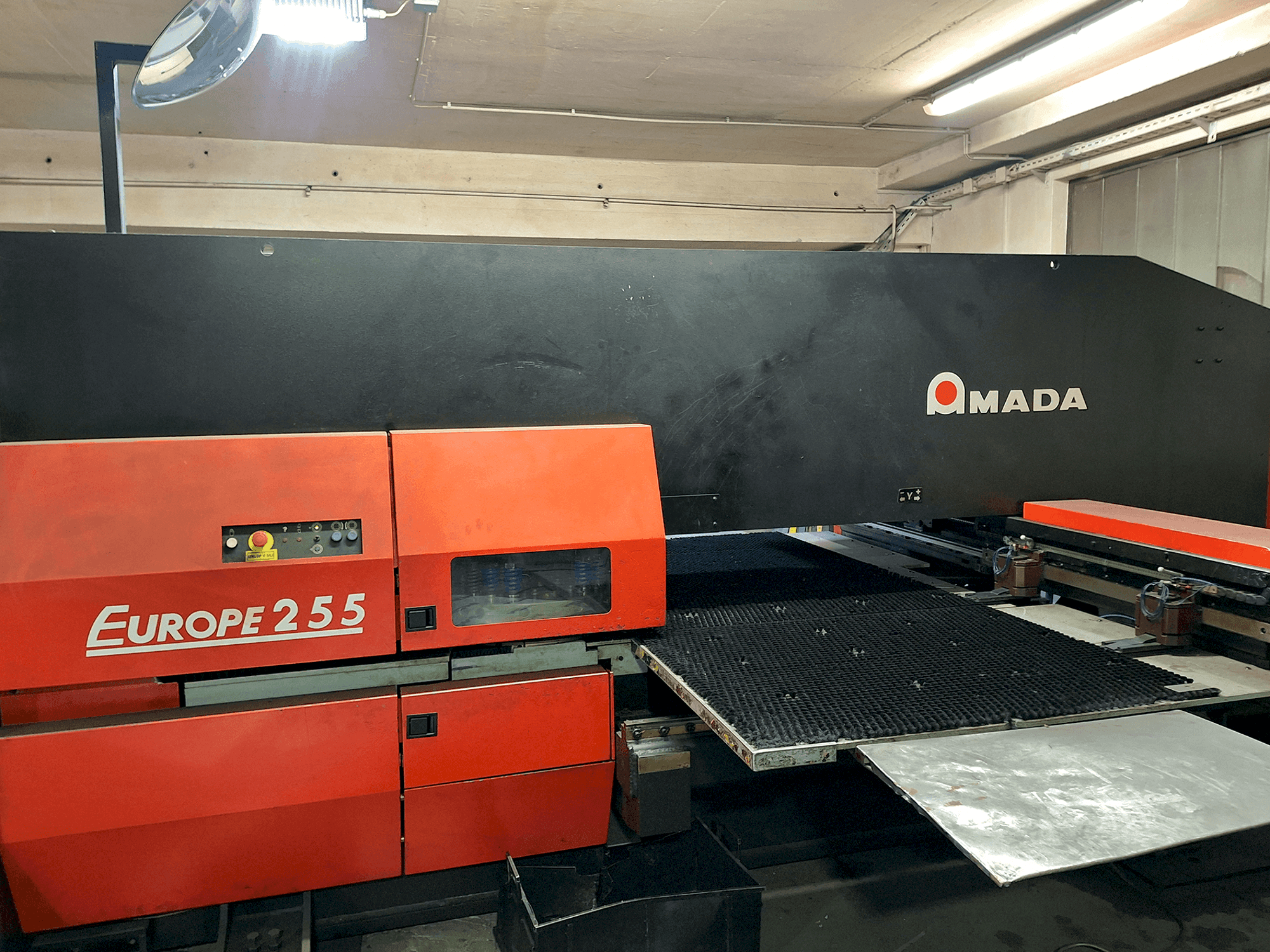 Prikaz stroja AMADA EUROPE 255 CNC sprijeda