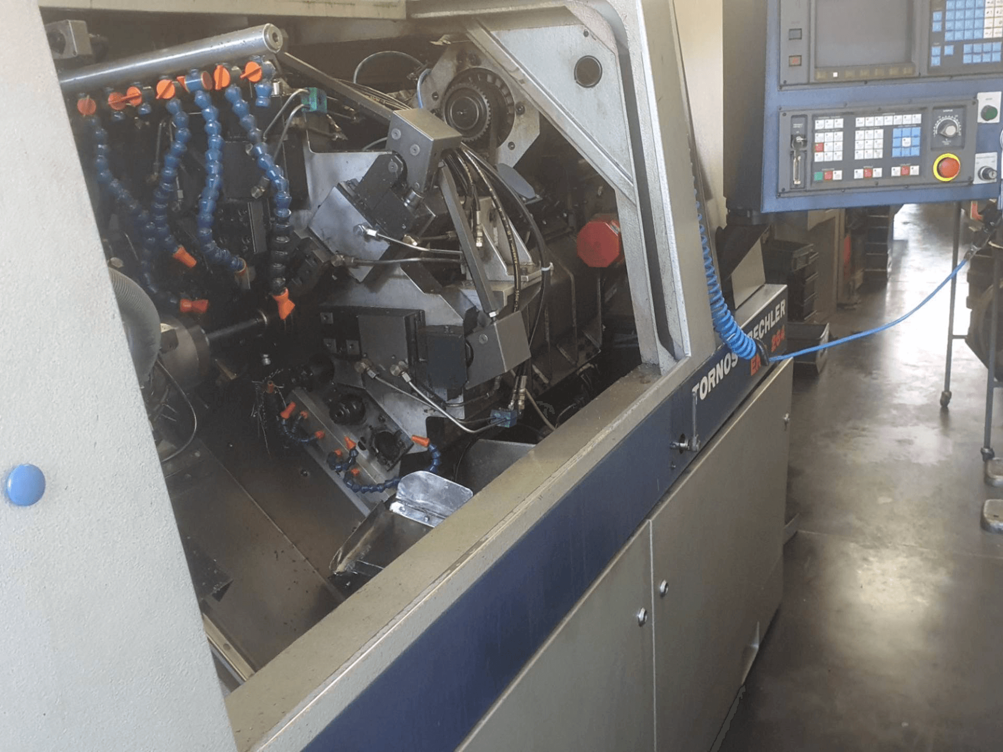 Prikaz stroja Tornos-Bechler ENC 264 sprijeda