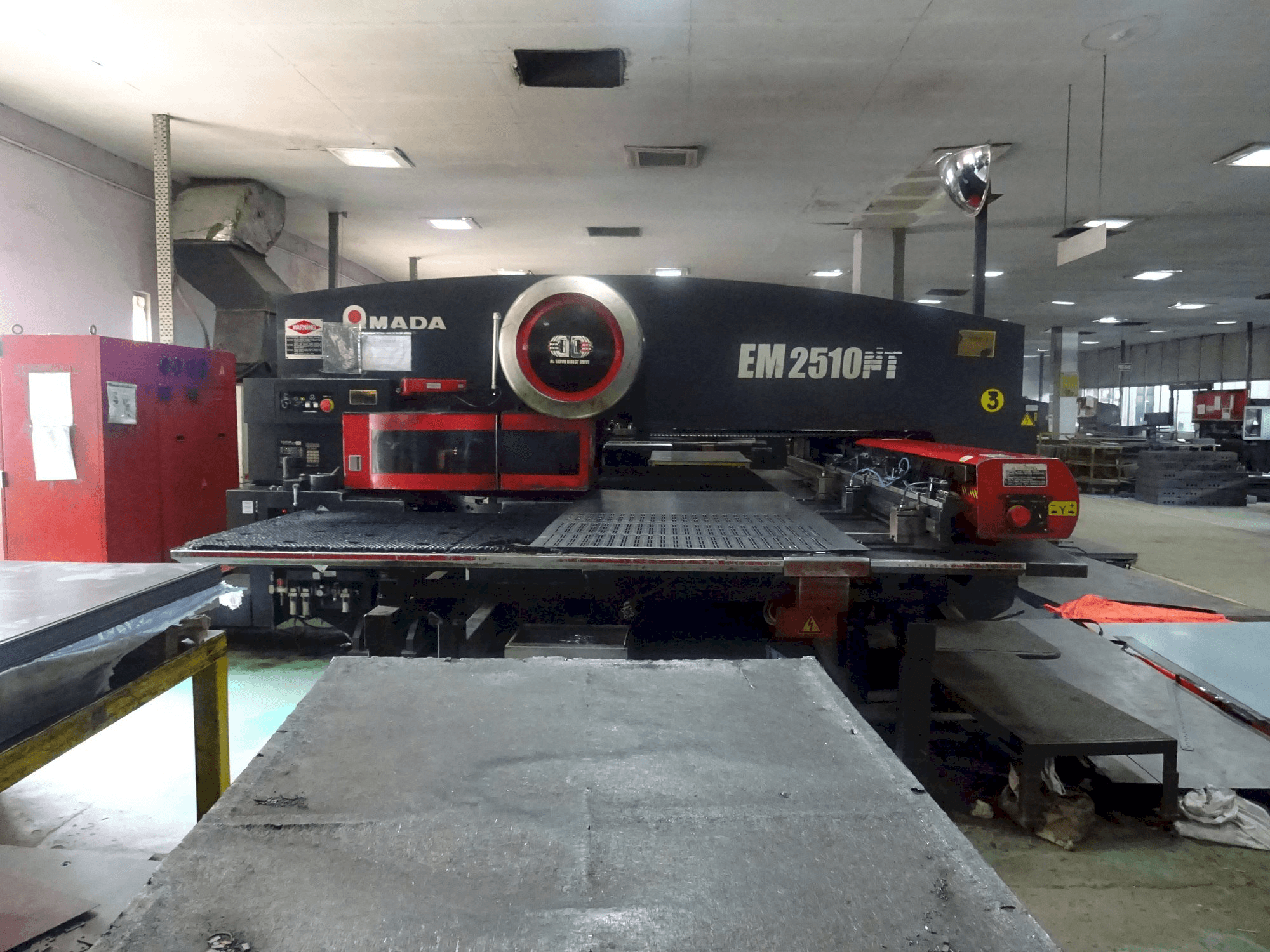 Prikaz stroja AMADA EM 2510 NT sprijeda