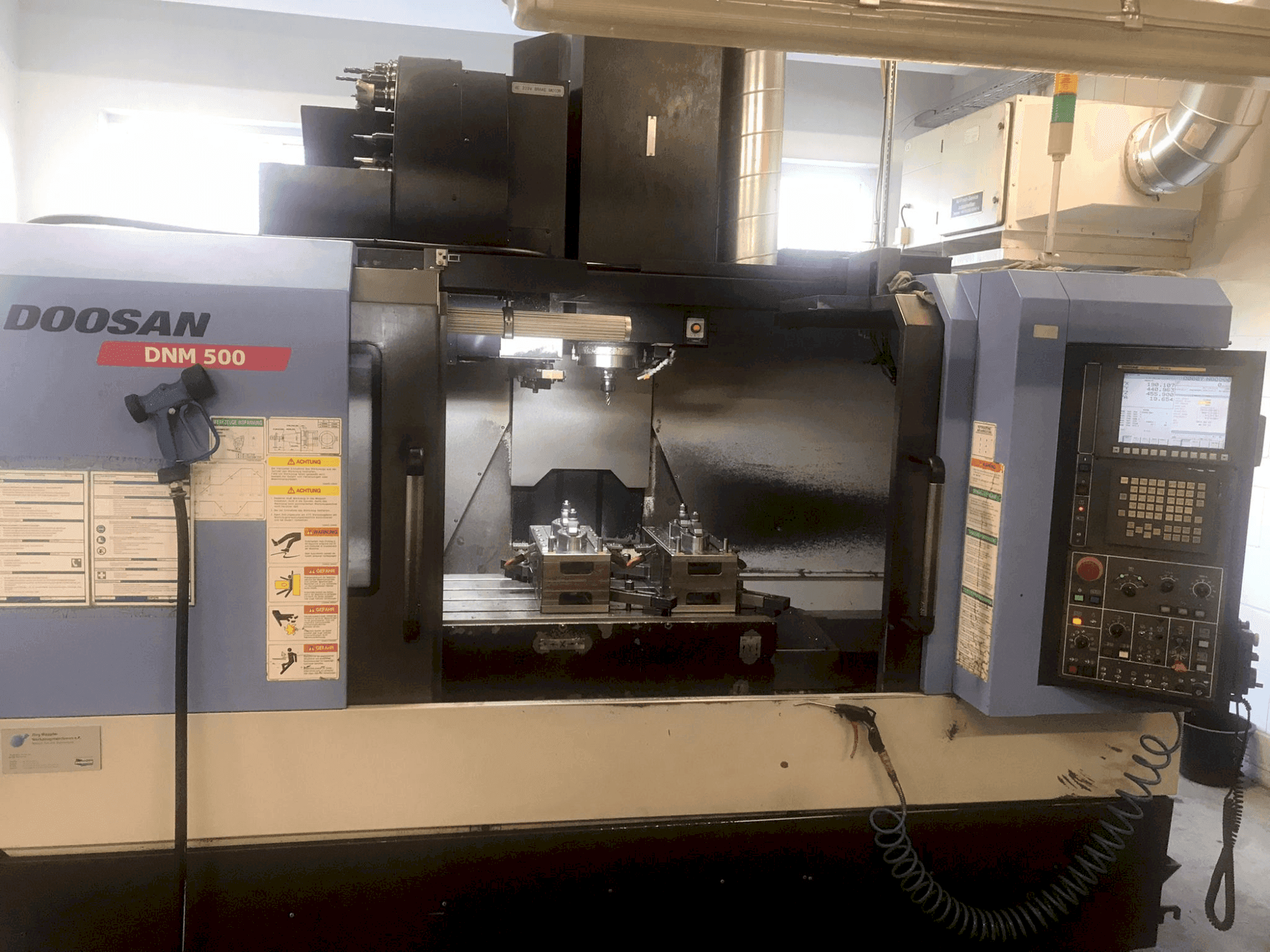 Prikaz stroja DOOSAN DNM 500 sprijeda