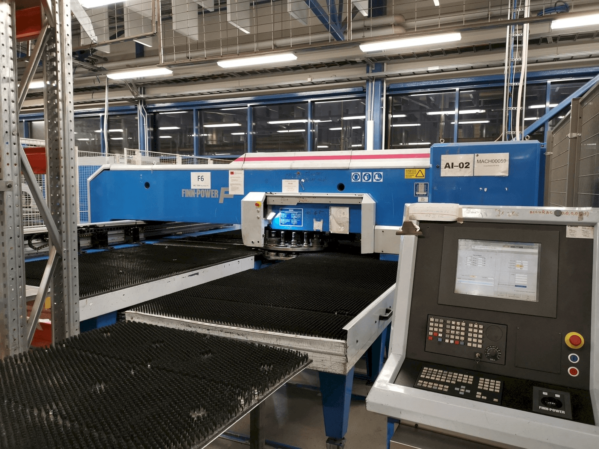 Prikaz stroja Finn-Power F6SU sprijeda