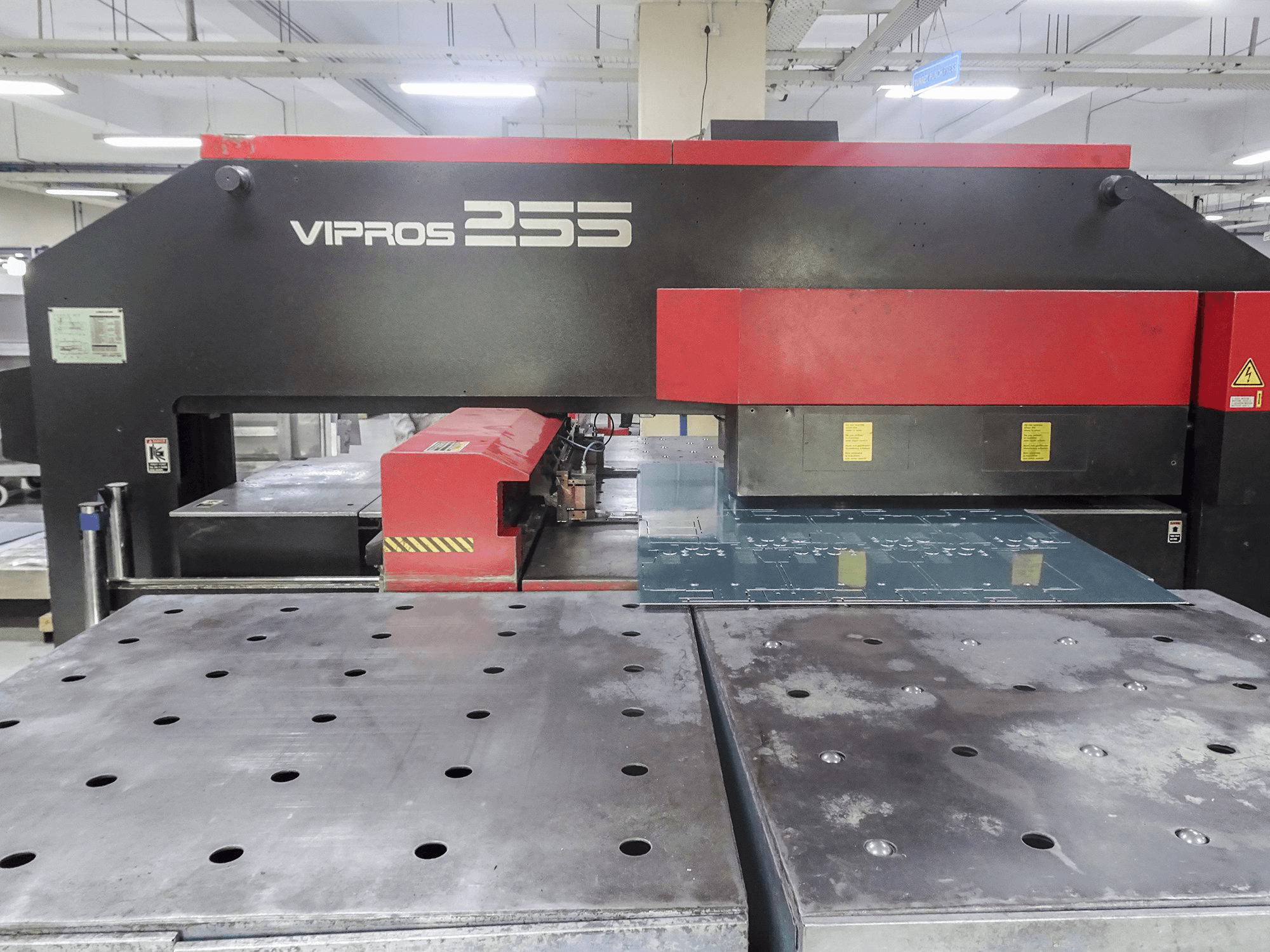 Prikaz stroja AMADA Vipros 255 sprijeda