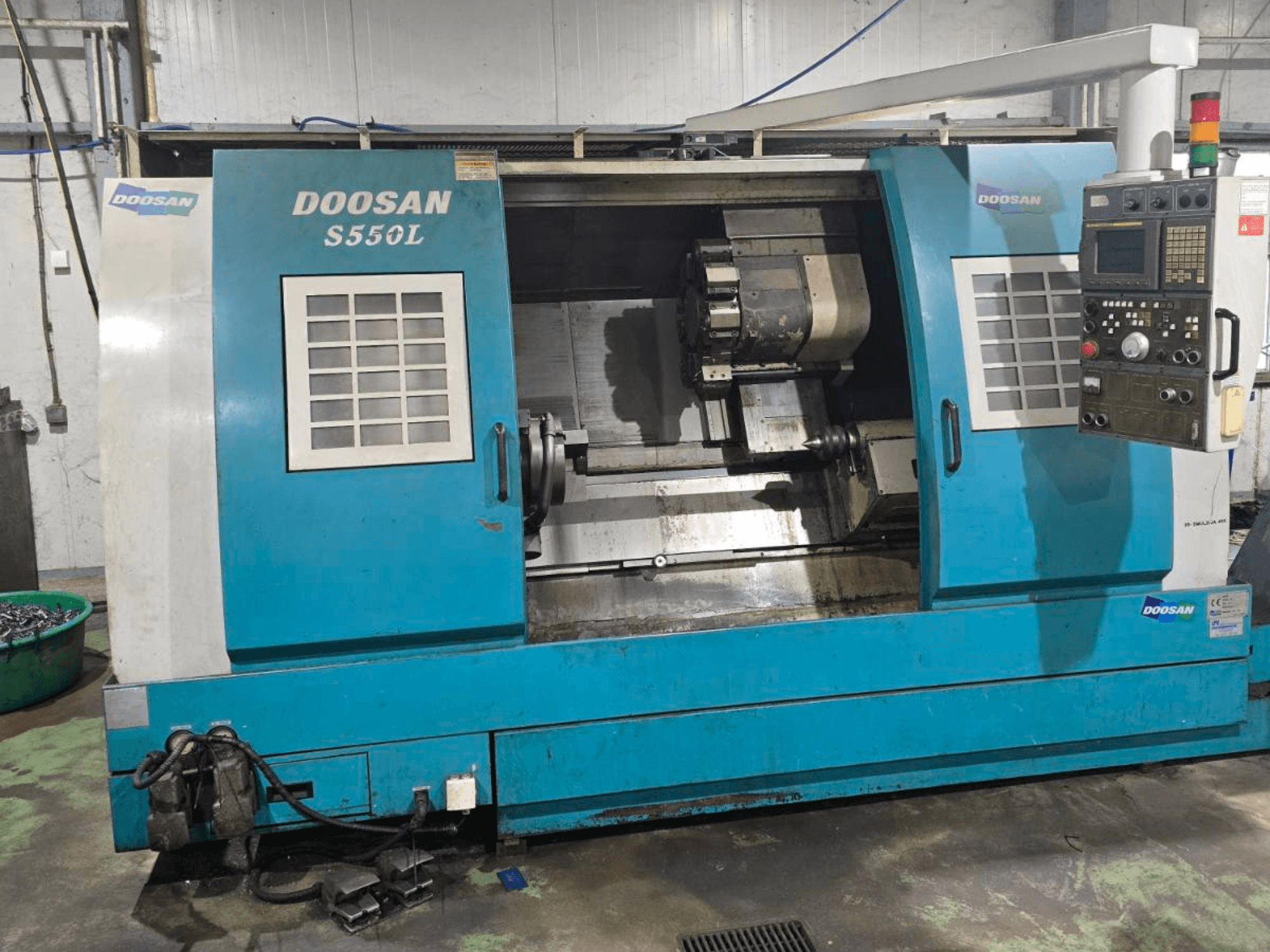 DOOSAN S550L horizontalni tokarski stroj u bočnom pogledu, s upravljačkom pločom i krevetom tokarskog stroja, idealan za preciznu obradu.