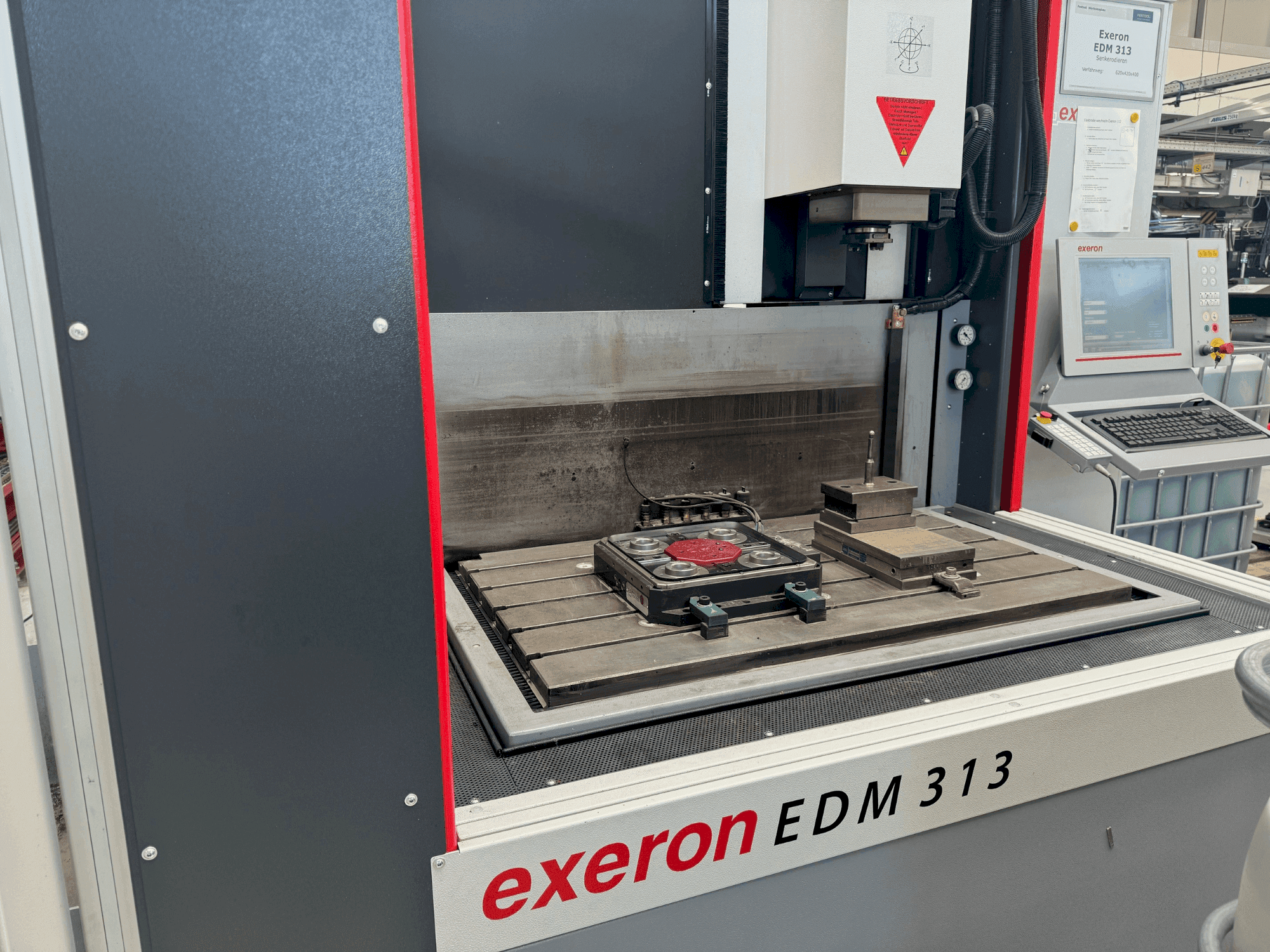 Prikaz stroja Exeron EDM 313 sprijeda