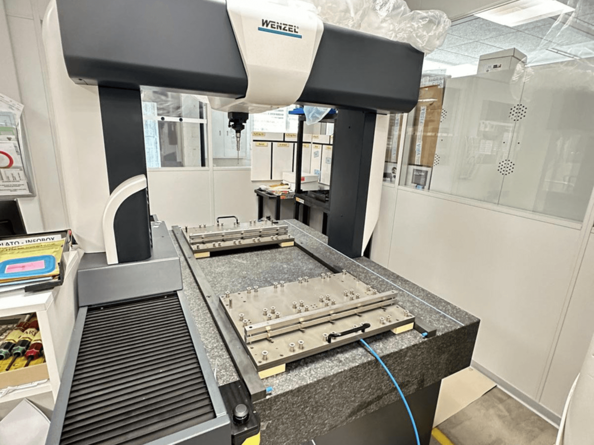 Wenzel LH 65 CMM u laboratorijskom okruženju, s granitnom bazom s podesivom mjernom platformom i nadzemnom rukom.