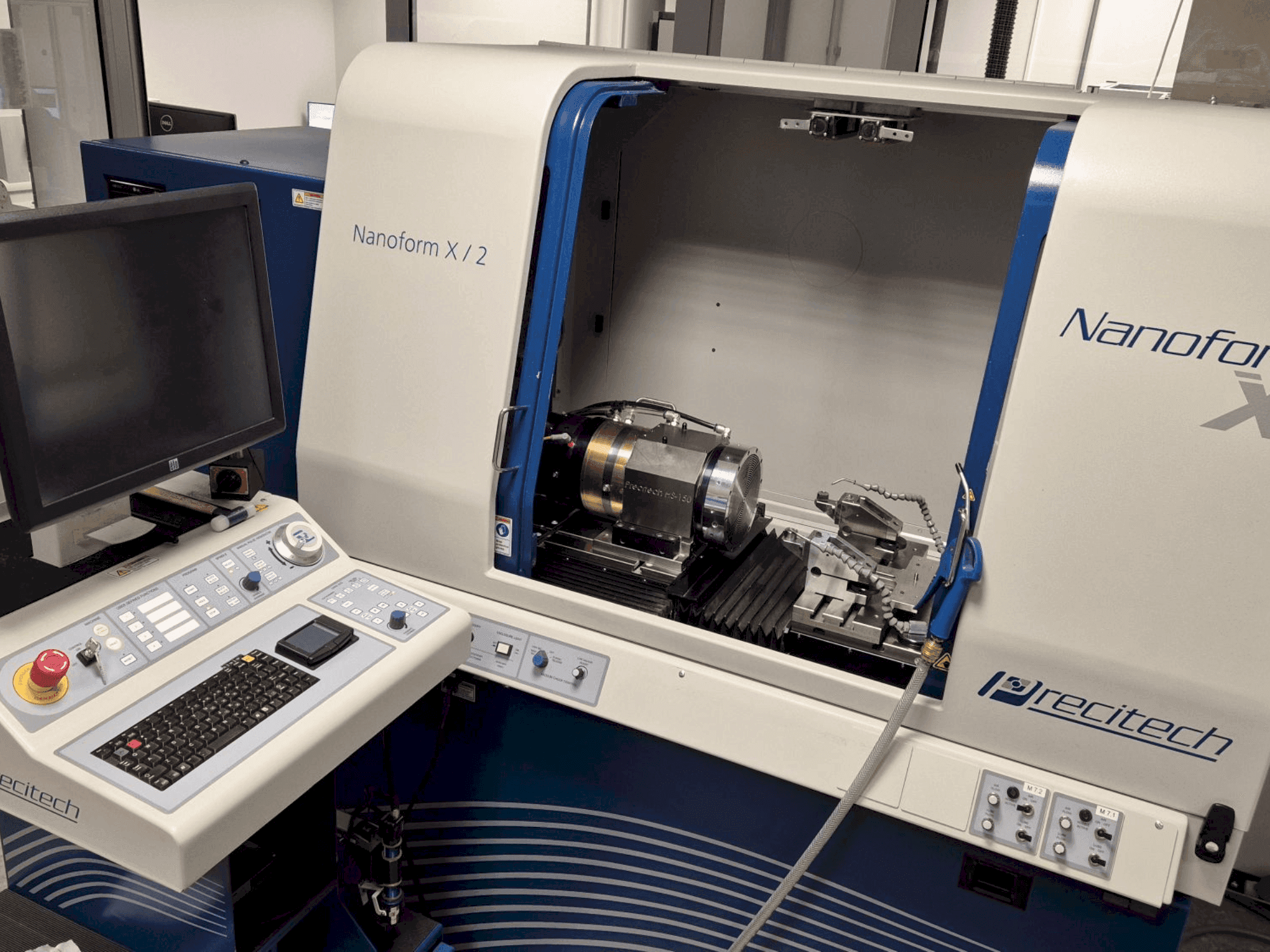Prikaz stroja PRECITECH Nanoform X sprijeda