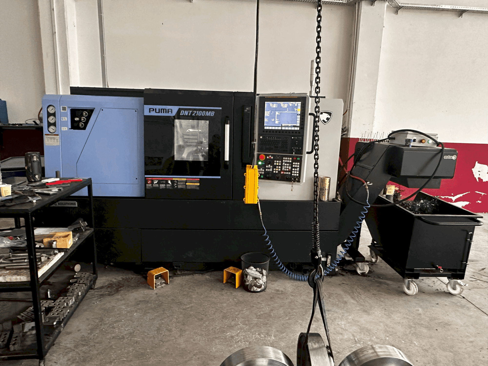 Prikaz stroja DN SOLUTIONS Puma DNT2100MB sprijeda