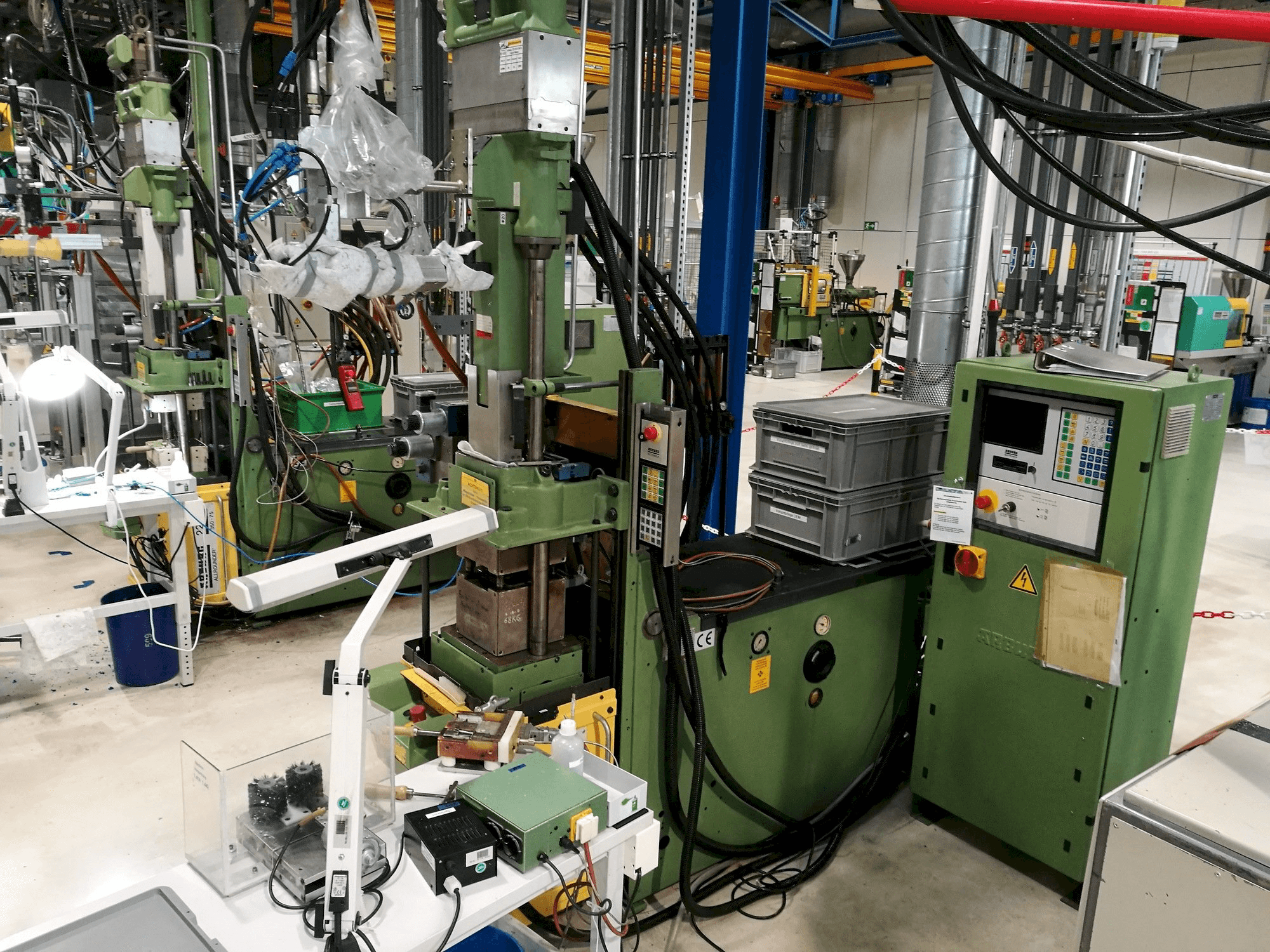 Prikaz stroja Arburg 221M-350-75U sprijeda