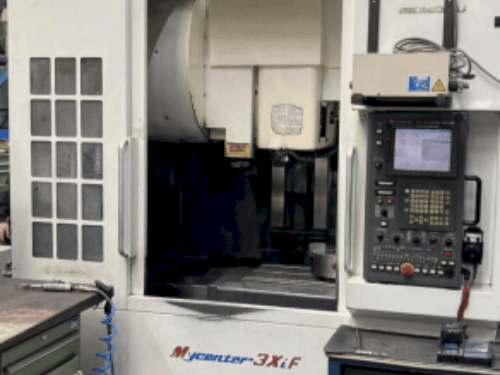 Prikaz stroja Kitamura 3XiF sprijeda