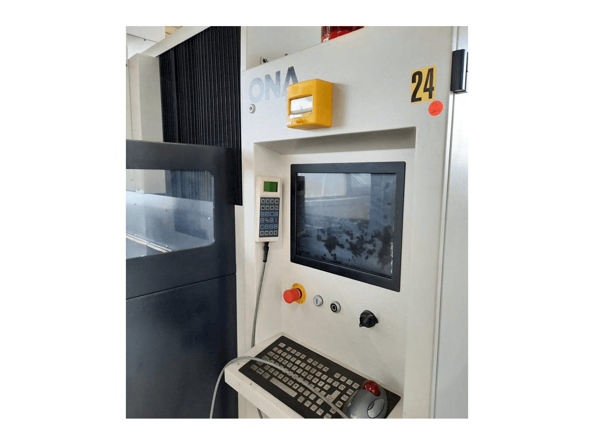 Prikaz stroja ONA NX4F sprijeda