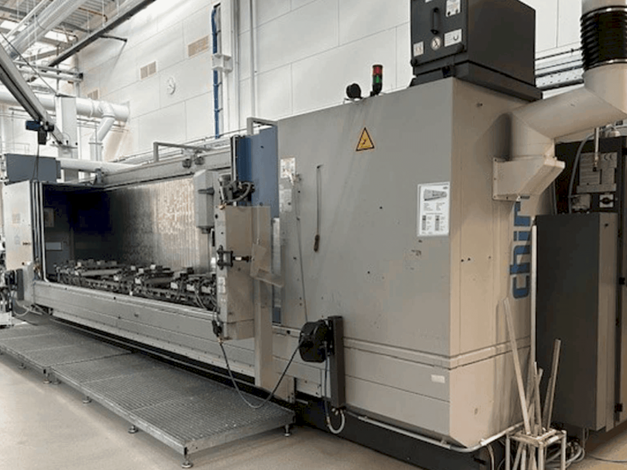 Prikaz stroja CHIRON Mill 6000 SK sprijeda