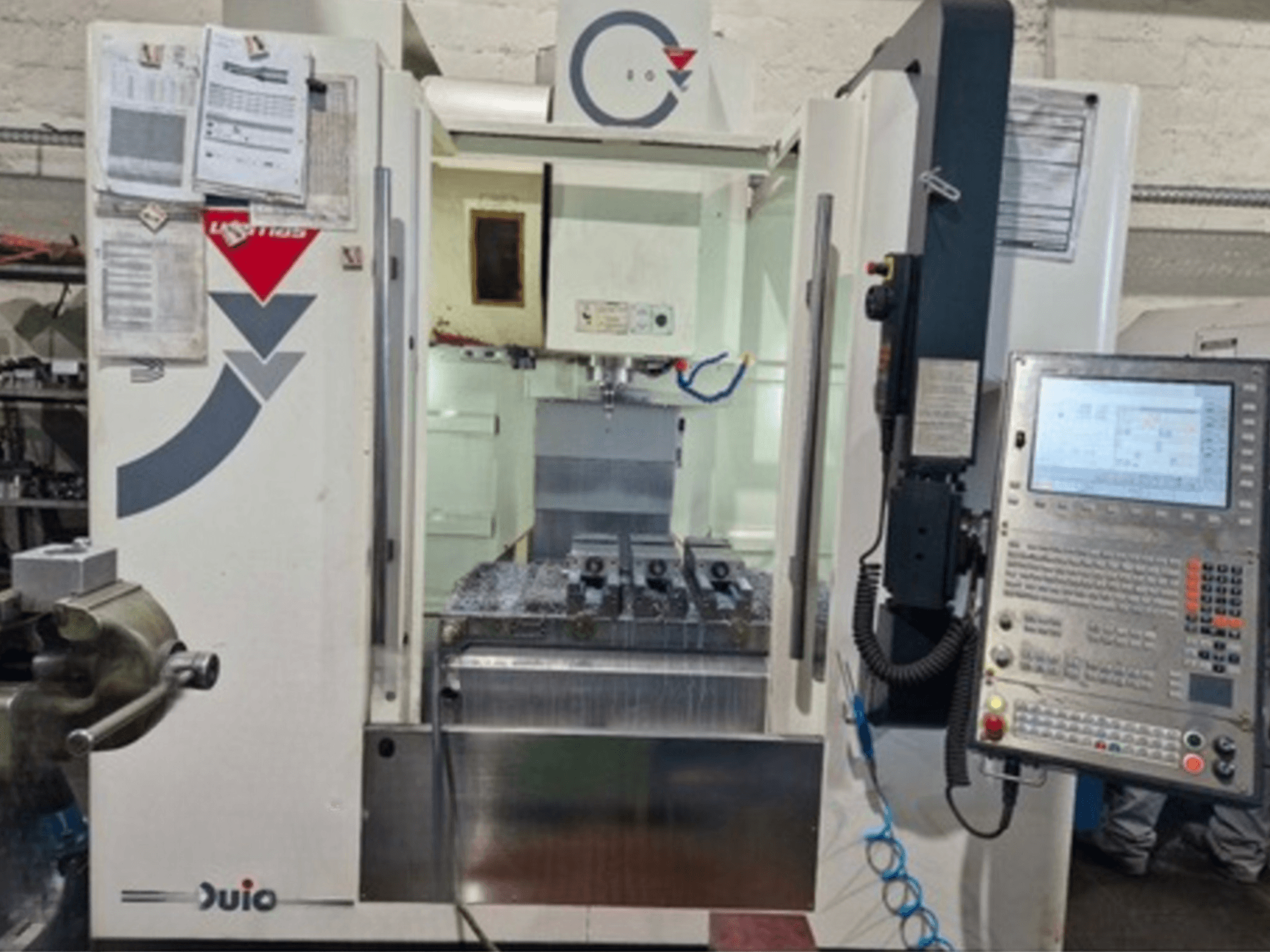 Prednji pogled na vertikalni obradni centar WEMAS VZ 860, s upravljačkom pločom i CNC sučeljem, s priloženom dokumentacijom.