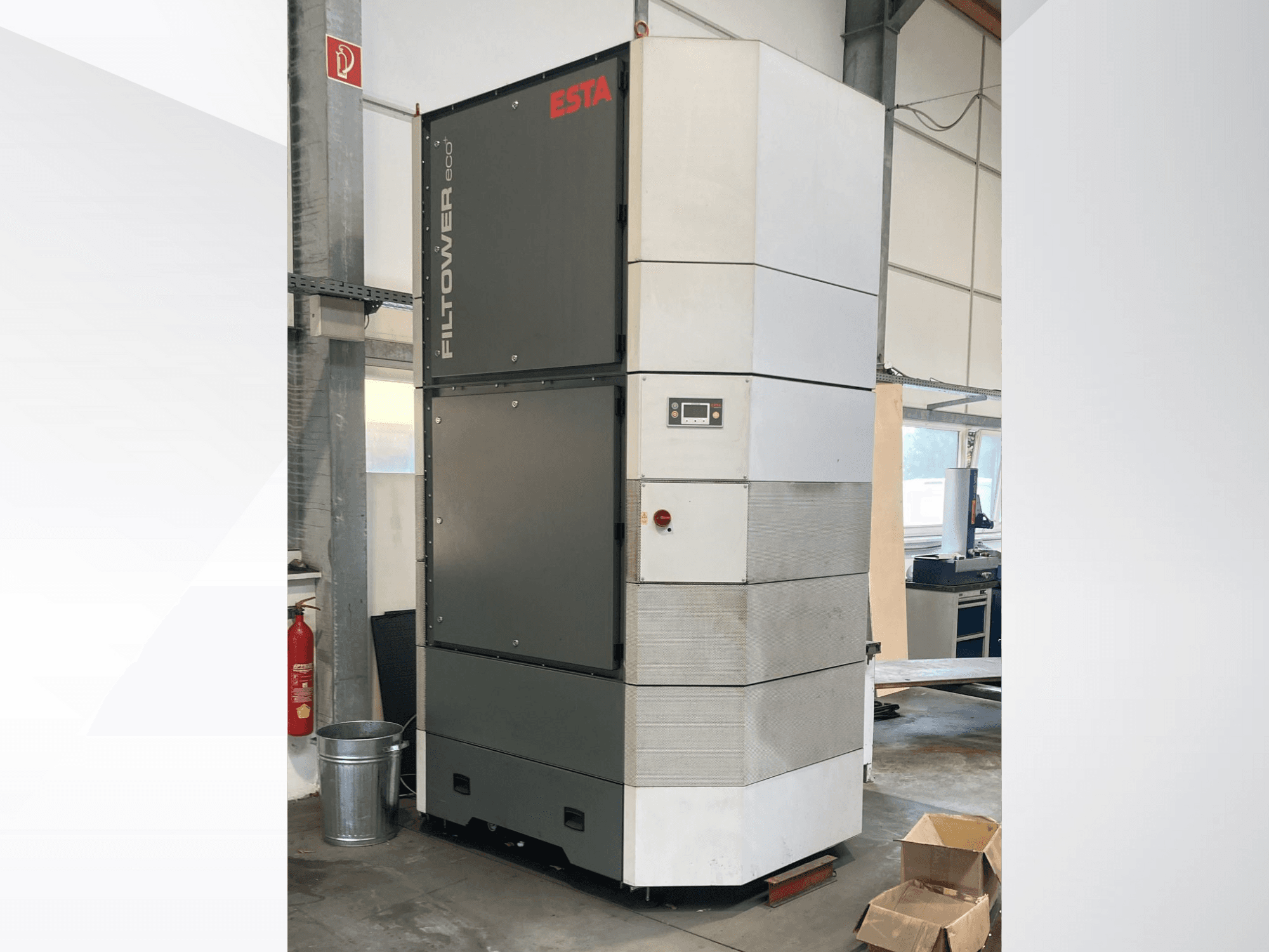 ESTA Filtower eco u sivoj i bijeloj boji, prednji pogled, ima upravljačku ploču i ventilacijske otvore. Pogodno za industrijsku filtraciju zraka.