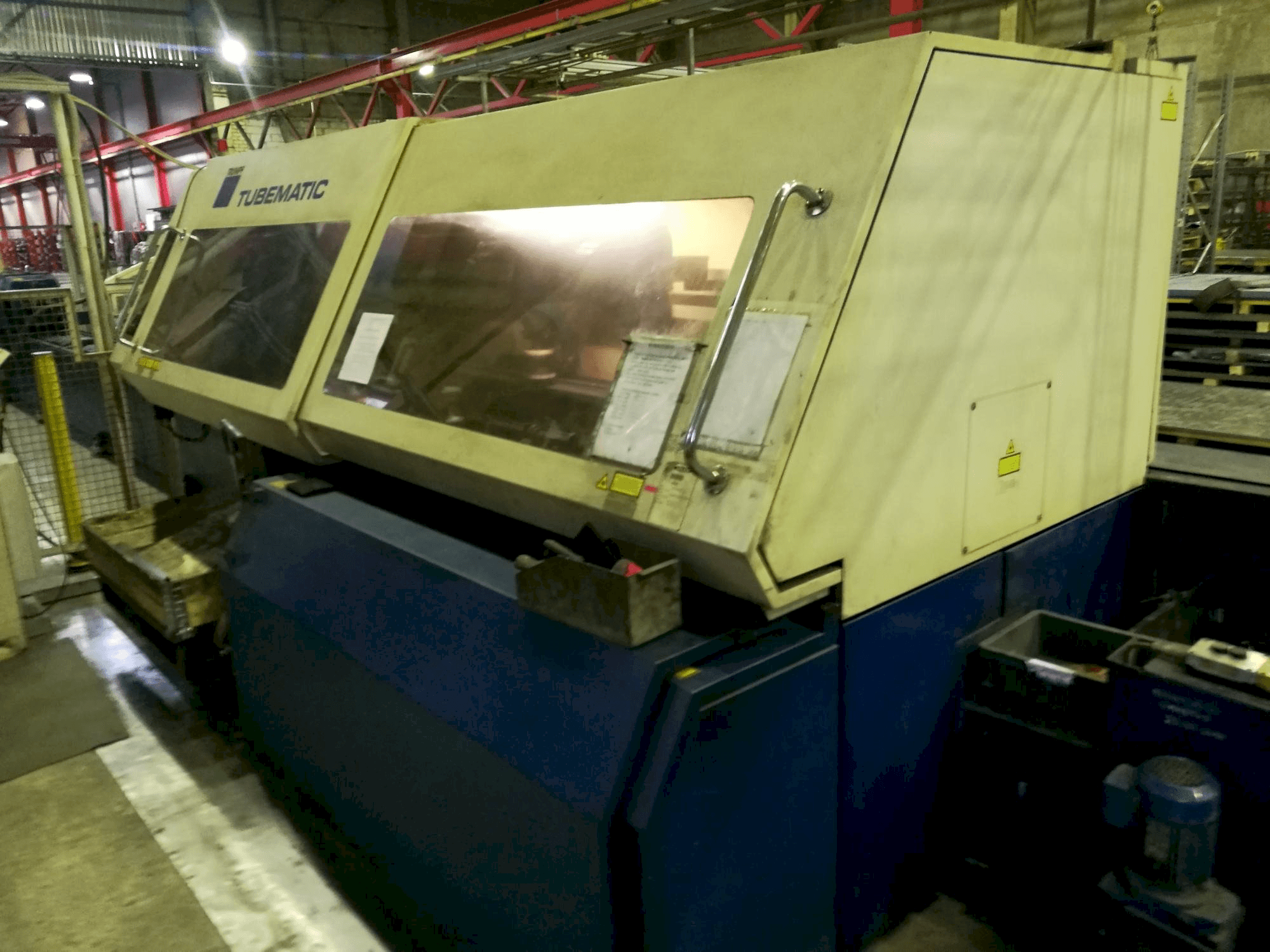 Prikaz desne strane stroja Trumpf Tubematic