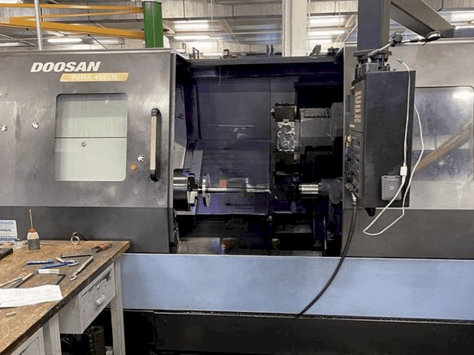 Prikaz stroja DOOSAN Puma 400 LMA sprijeda