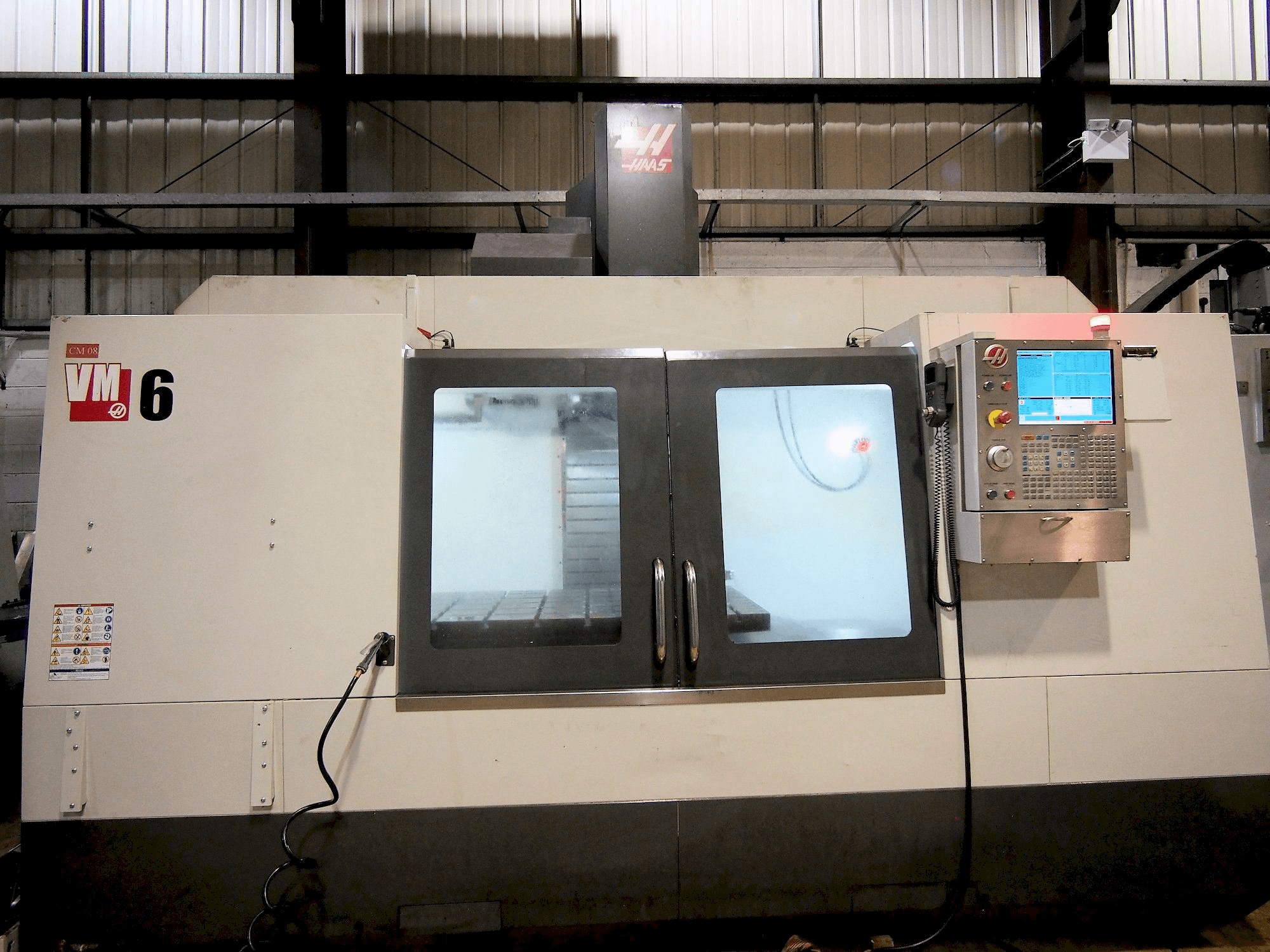 Prikaz stroja HAAS VM-6 sprijeda