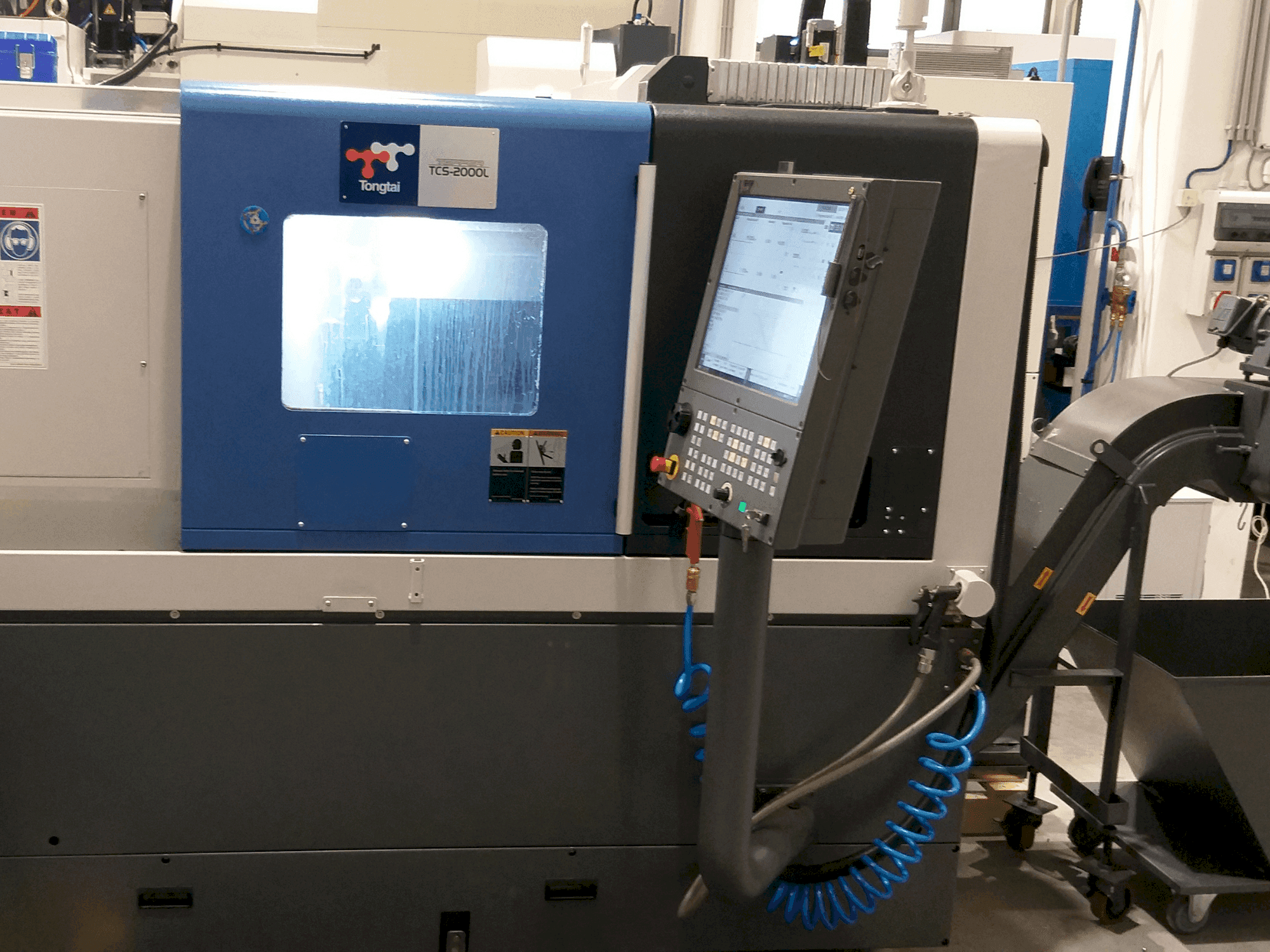 Prikaz stroja Tongtai TCS2000L sprijeda