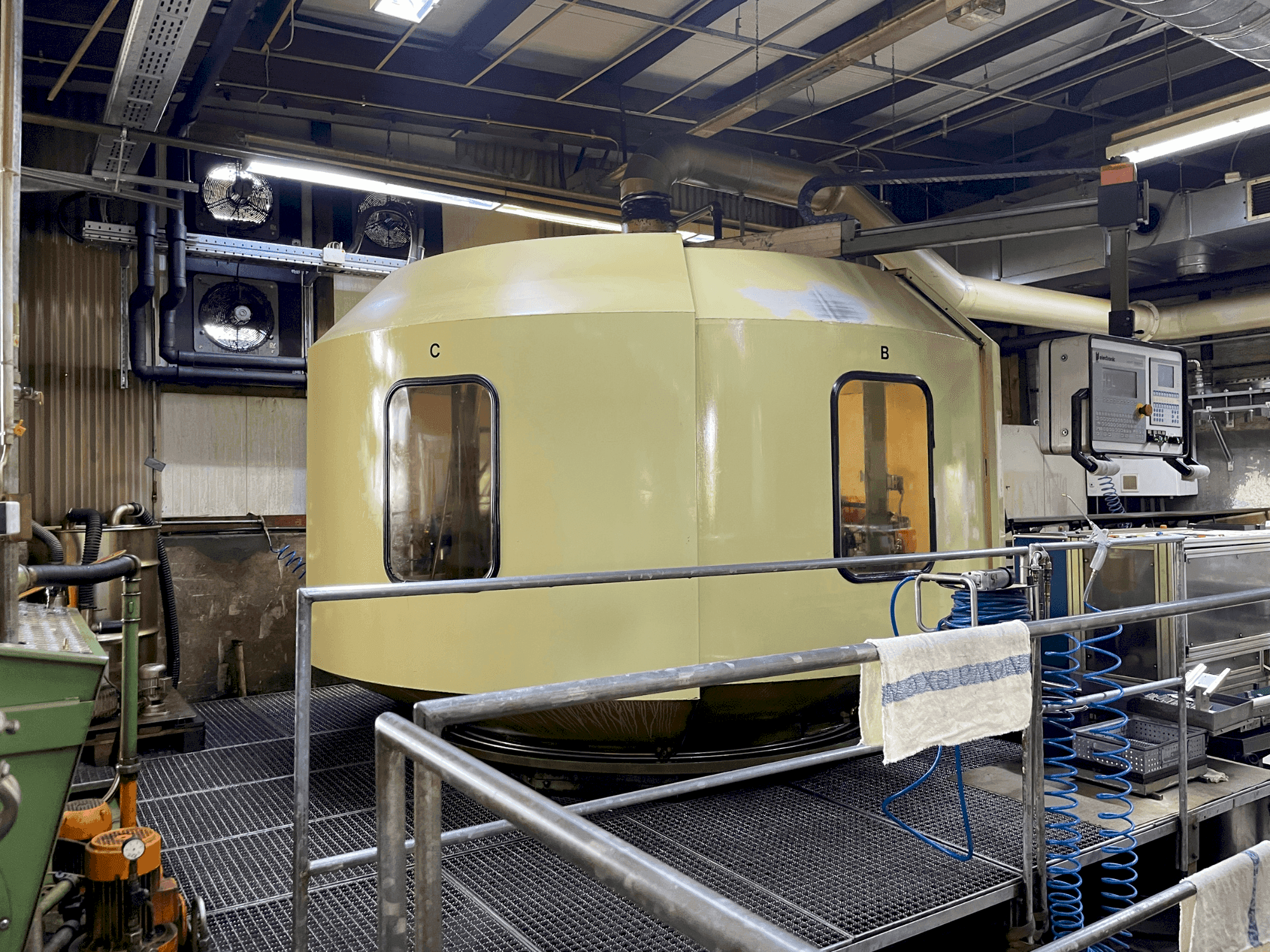 Prikaz stroja HUG RISMAT 157 G-16 F48 sprijeda