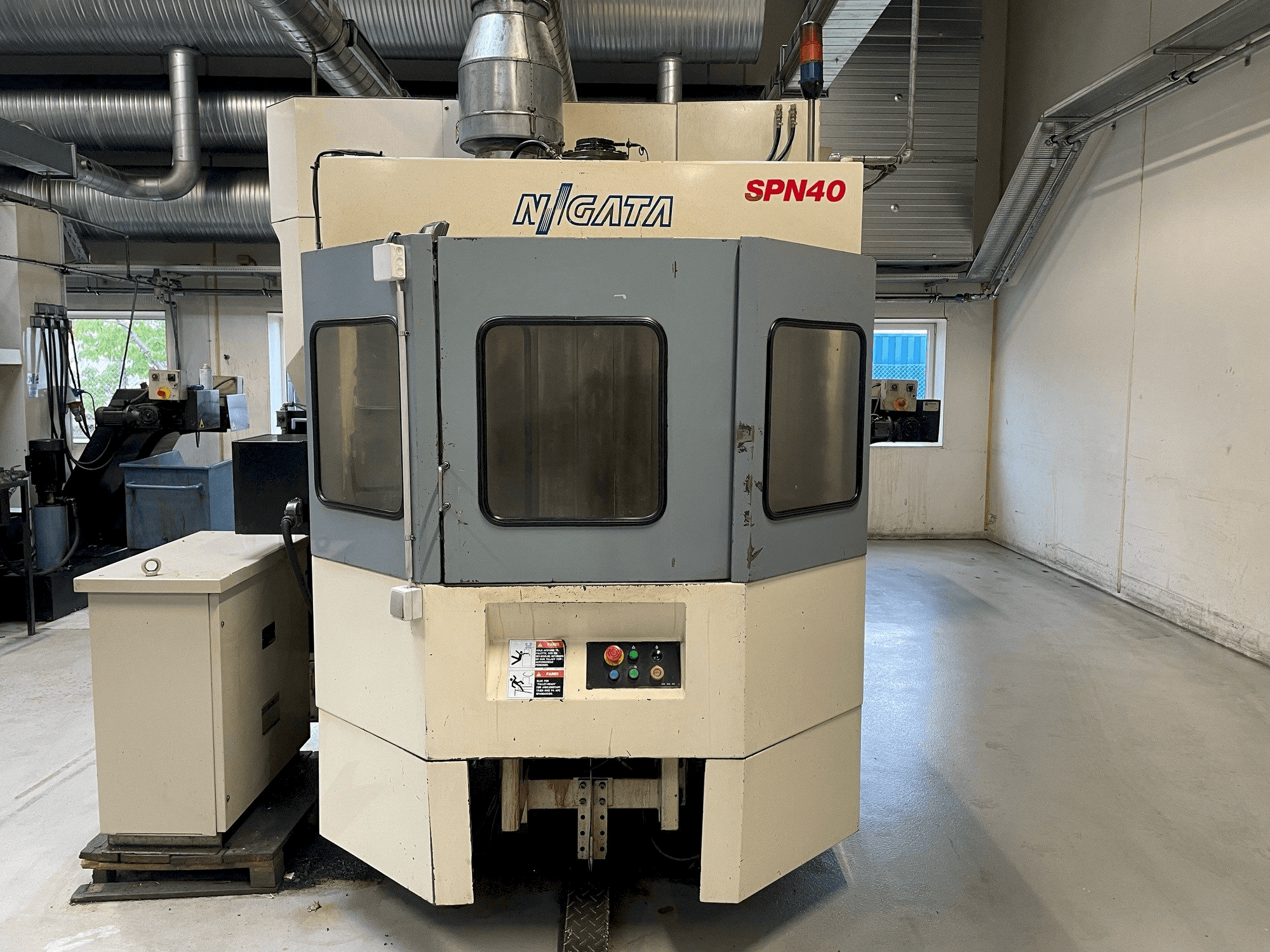 Prikaz stroja Niigata SPN 40 sprijeda