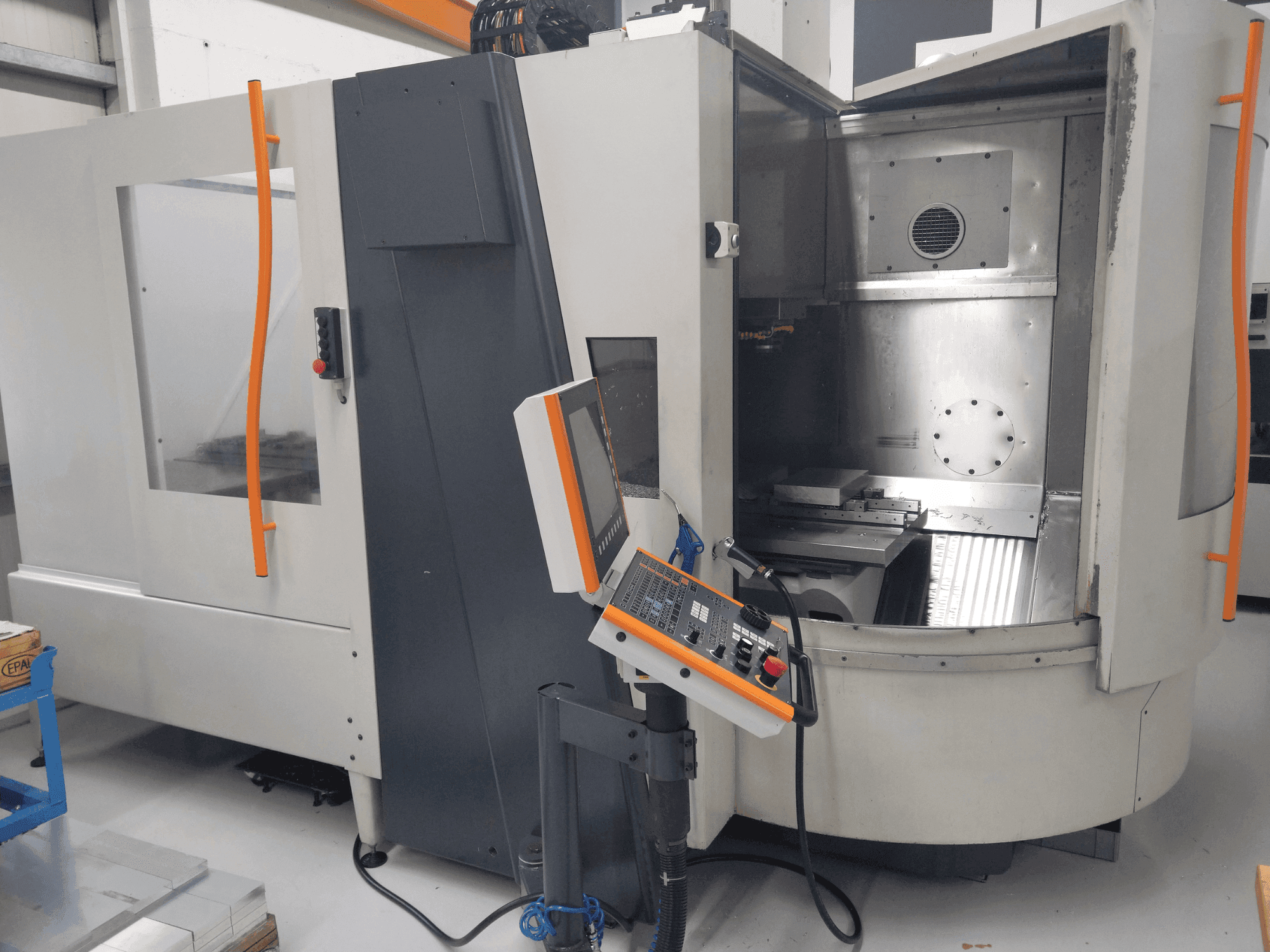 Prikaz stroja MIKRON HSM 800 sprijeda