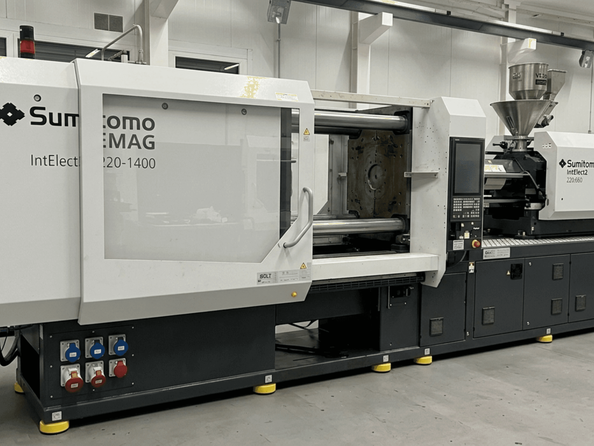 Električni stroj za brizganje plastike SUMITOMO SHI DEMAG IntElect2 S 220/660-1400, prednji pogled s detaljnom upravljačkom pločom i lijevkom.