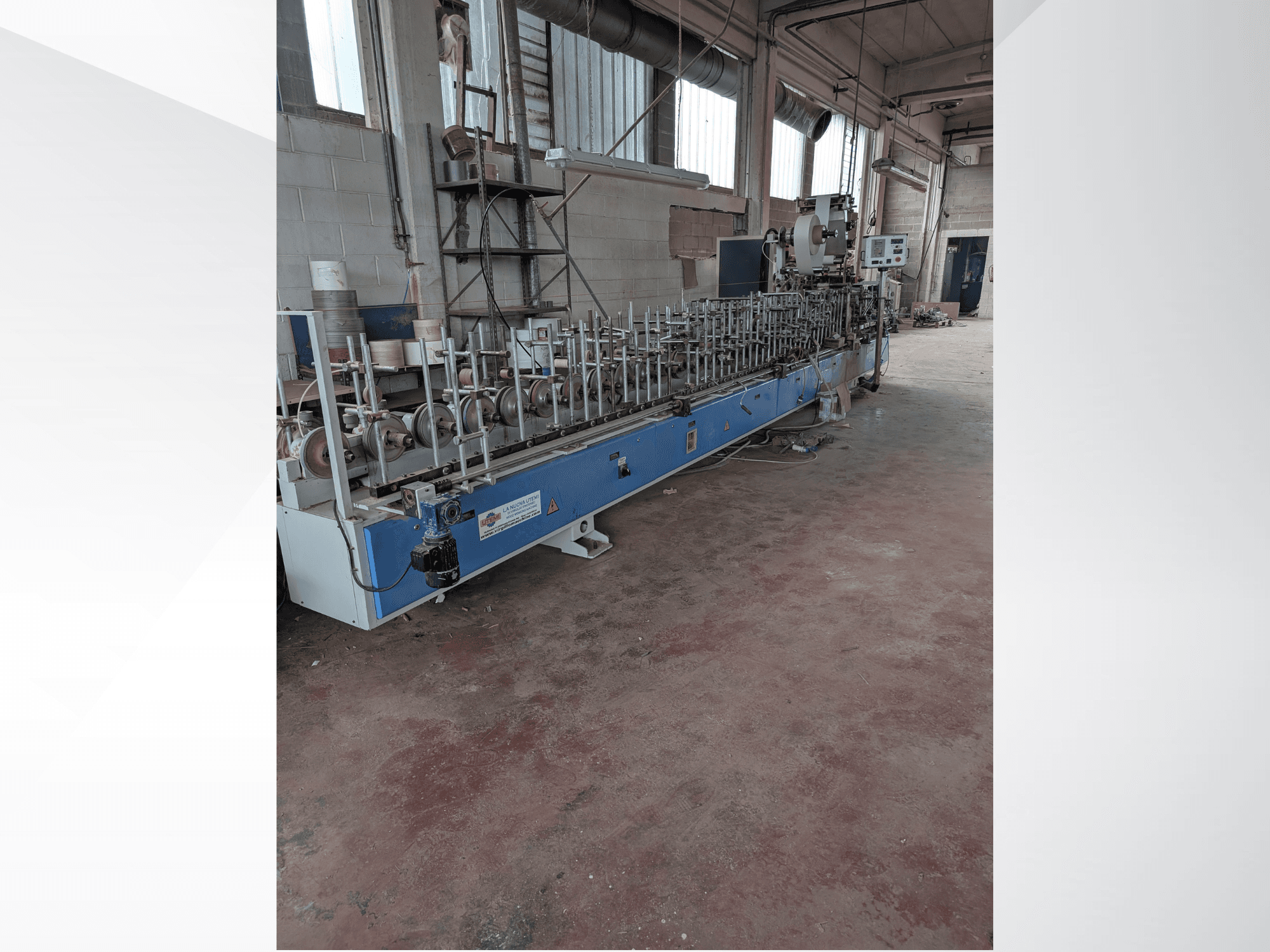 Prednji pogled na stroj PUR-33-L za drvo, s više vretena i elegantnim plavim dizajnom u industrijskom okruženju.