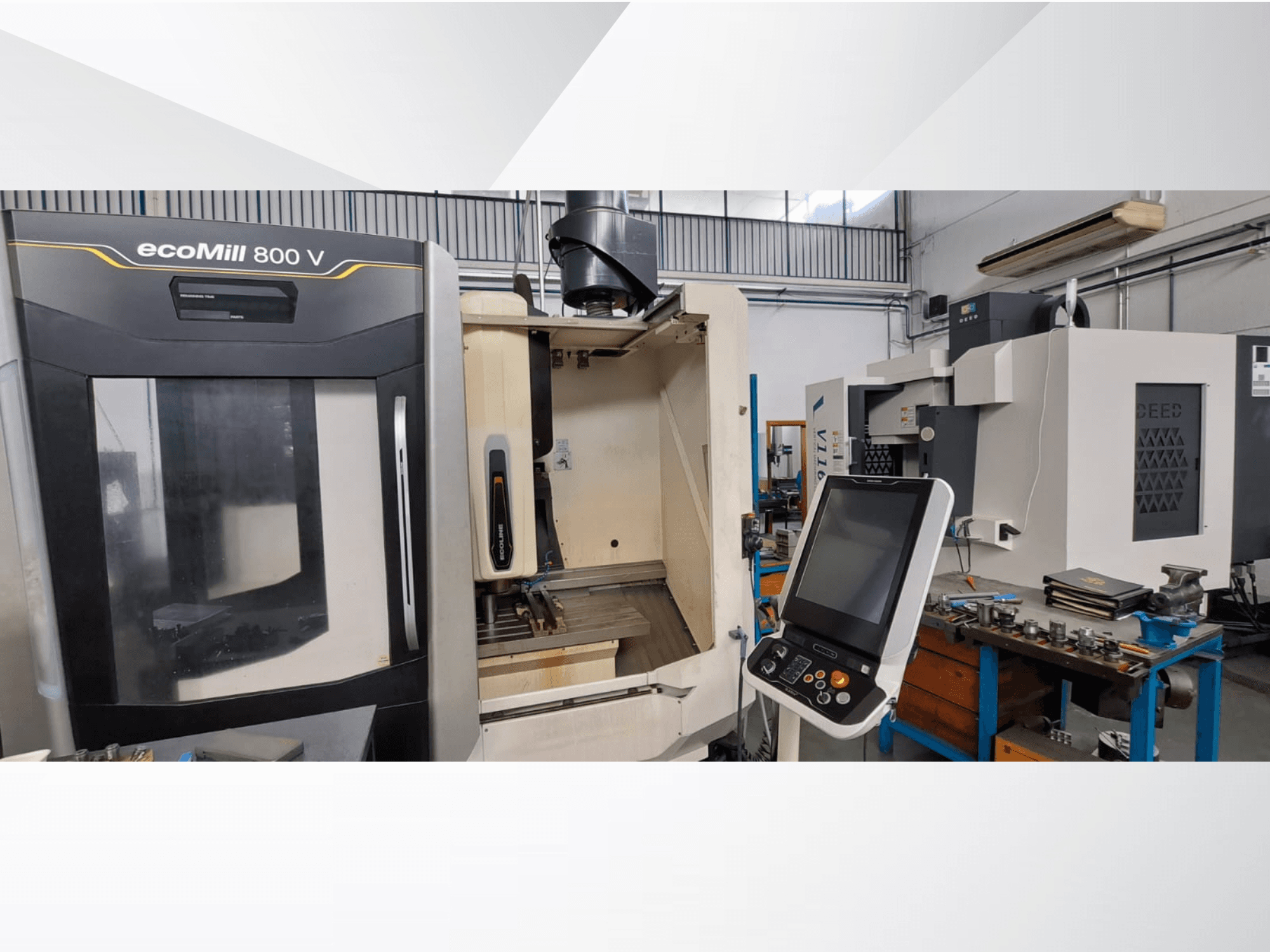 Prednji pogled na vertikalni obradni centar DMG ecoMill 800V, s upravljačkom pločom i otvorenim prostorom za obradu.