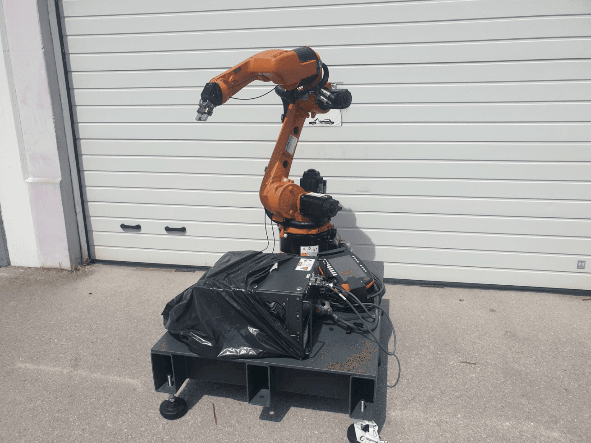 Prikaz stroja KUKA KR 8 R1420 sprijeda