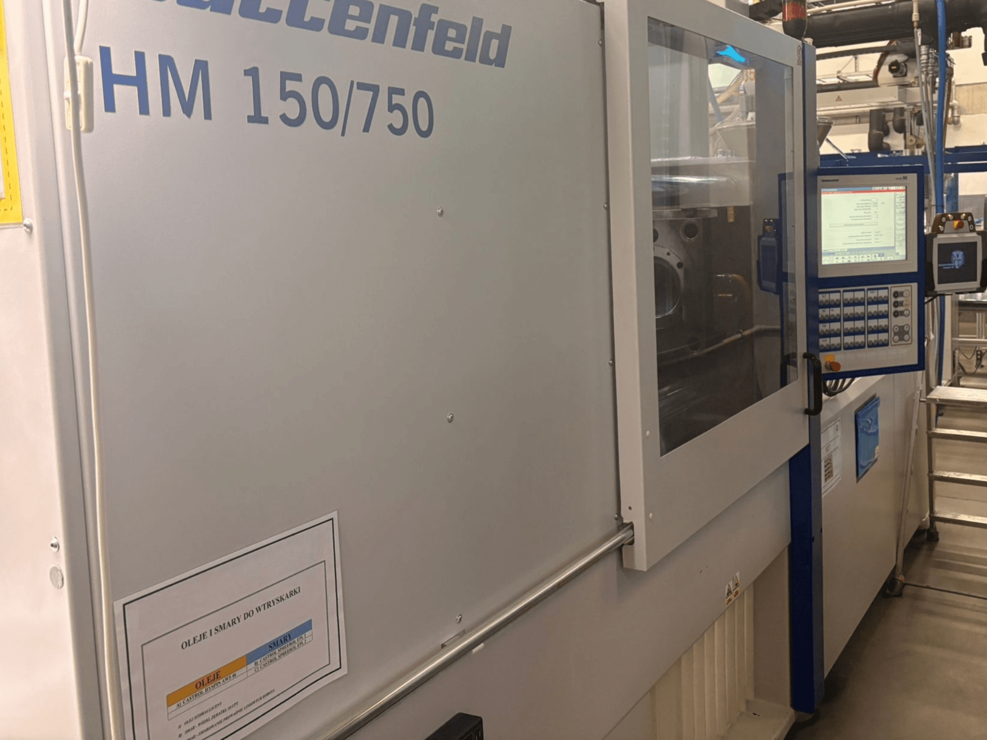 Stroj za brizganje plastike Hoffer Maschinenbau HM 150/750, prednji pogled, s prikazom upravljačke ploče i operativnog zaslona.