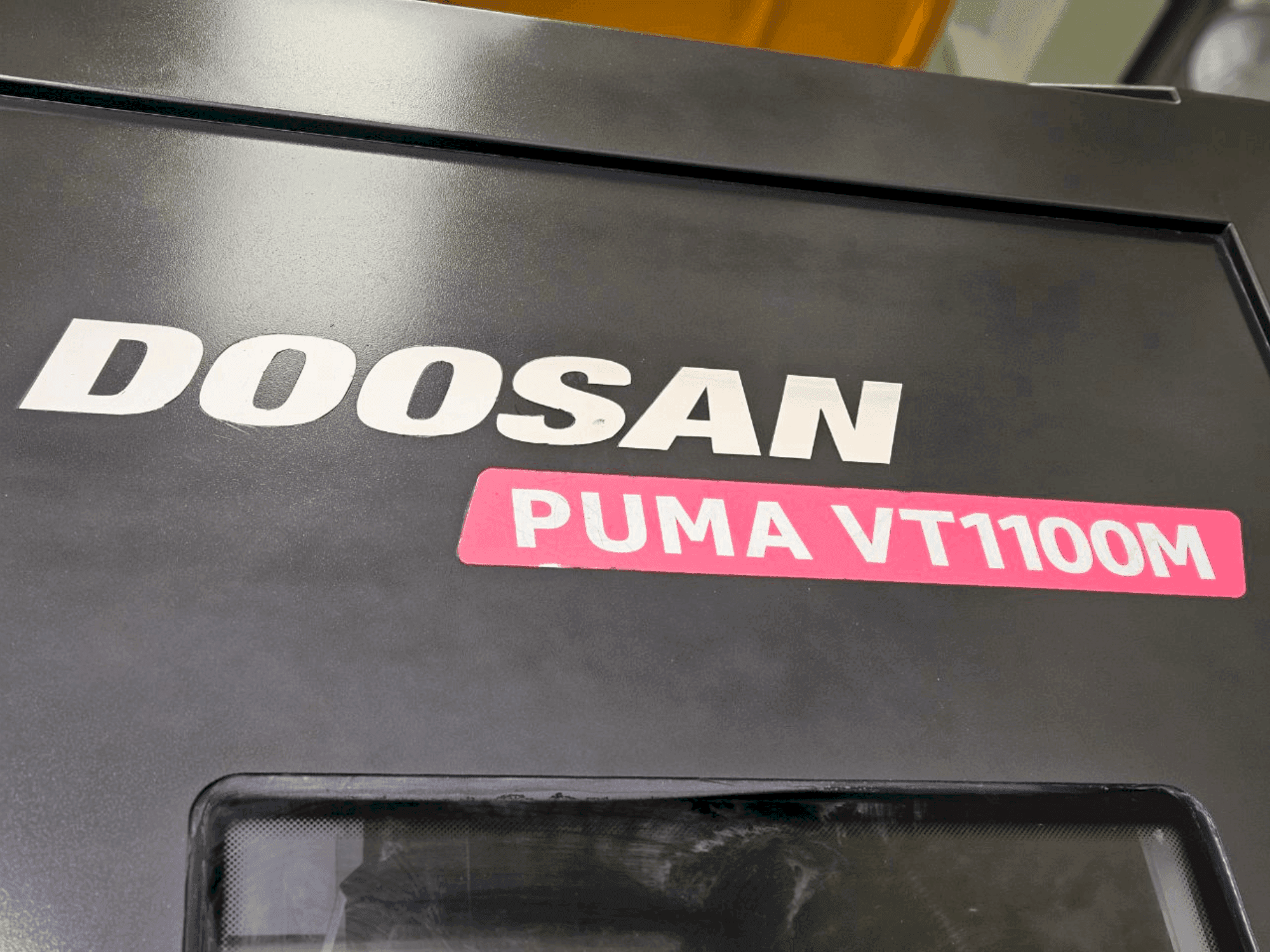 Prikaz stroja DOOSAN VT1100M sprijeda
