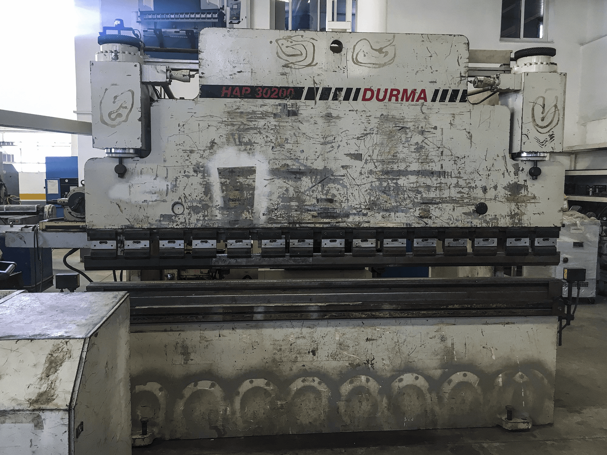 Prikaz stroja Durma HAP 30200 sprijeda