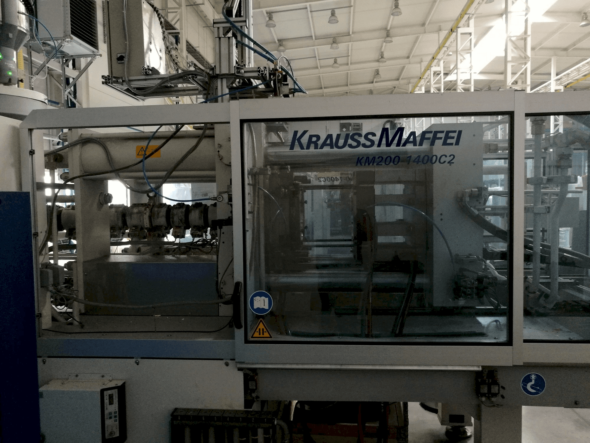 Prikaz stroja Krauss Maffei 200-1400 C2 sprijeda