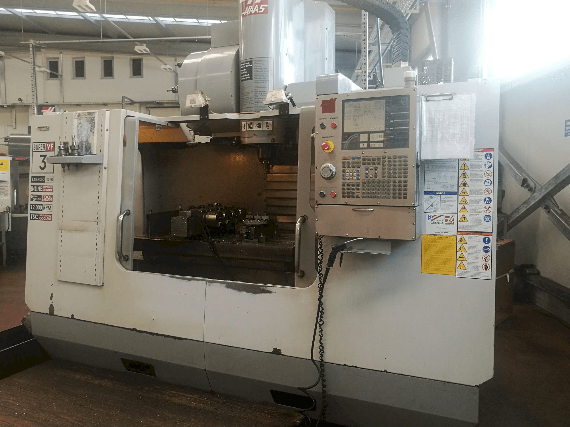 Prikaz stroja HAAS VF-3SSYTHE sprijeda