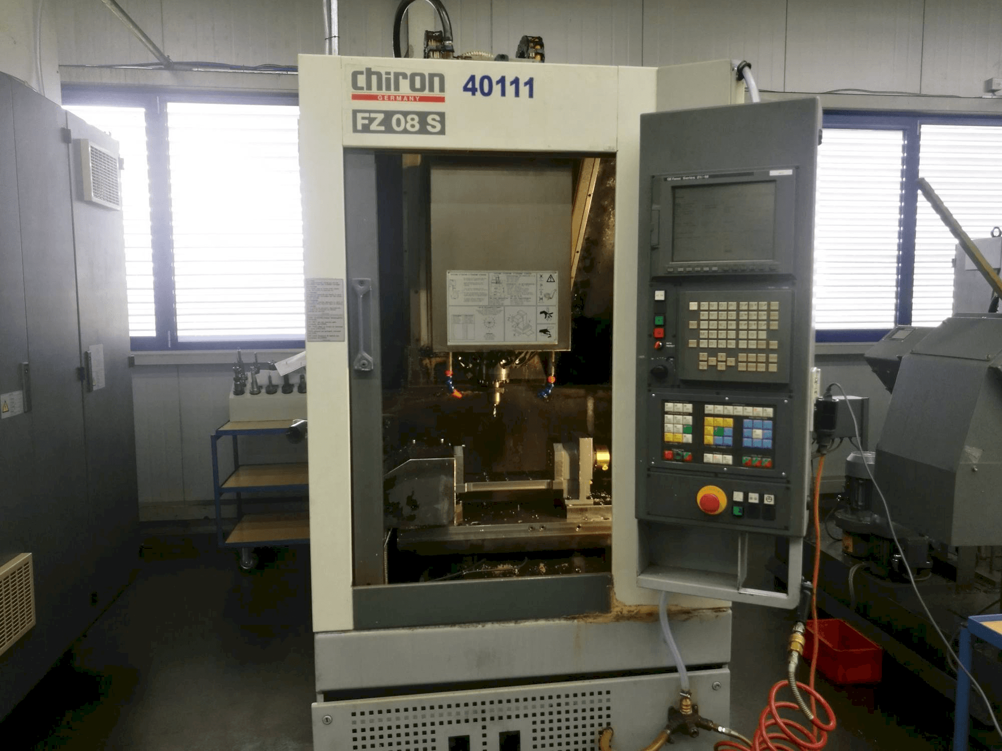 Prikaz stroja CHIRON FZ08S sprijeda