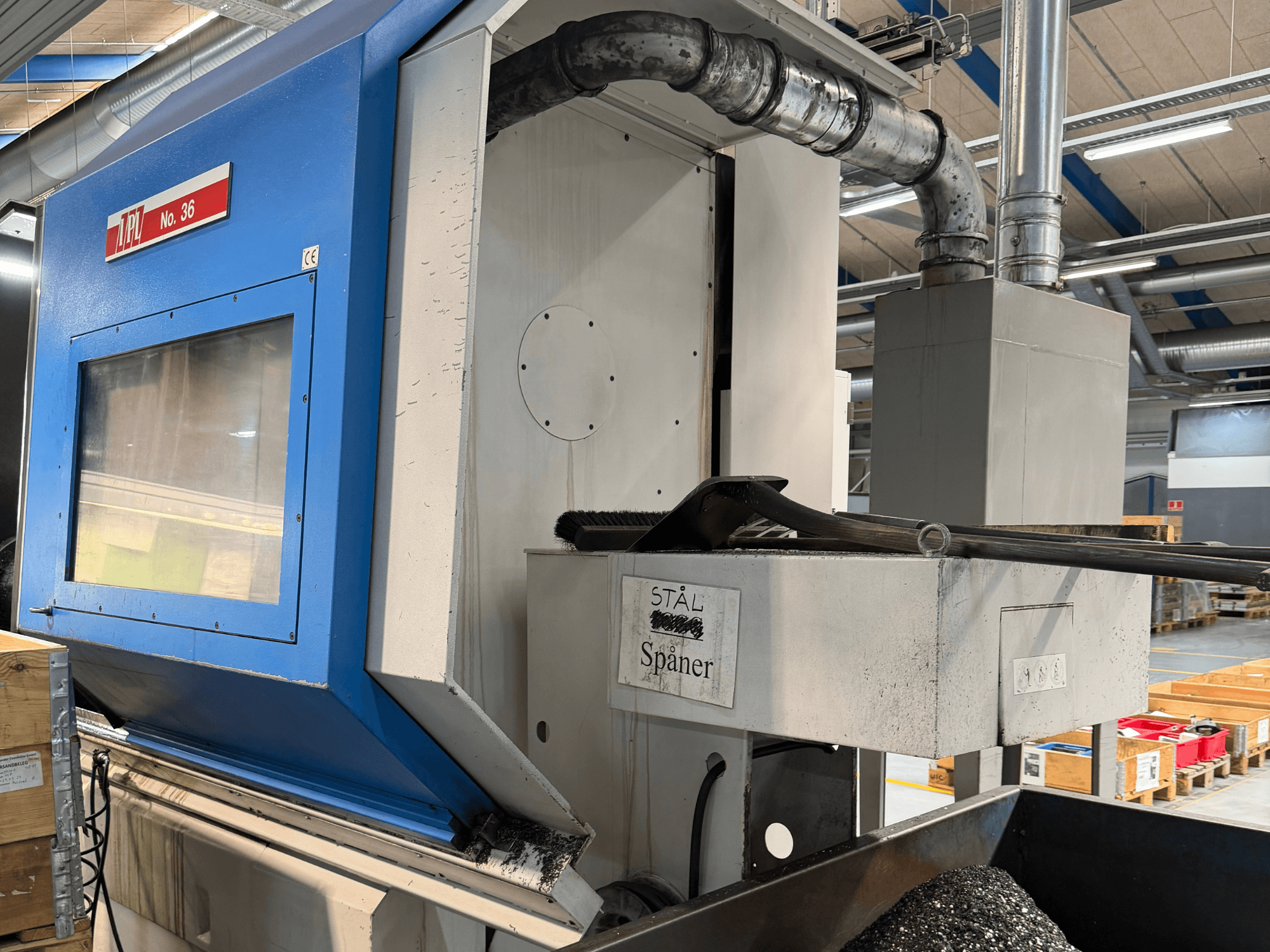 Horizontalni tokarski stroj, BOEHRINGER VDF 400 CM, bočni pogled s upravljačkom pločom i prostorom za prikupljanje materijala.