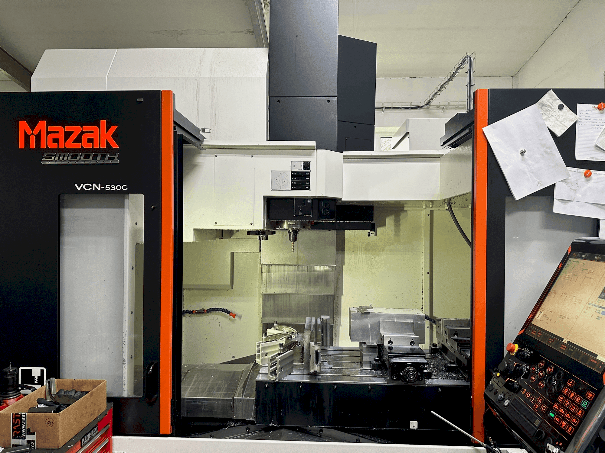 Prikaz stroja Mazak VCN-530C sprijeda