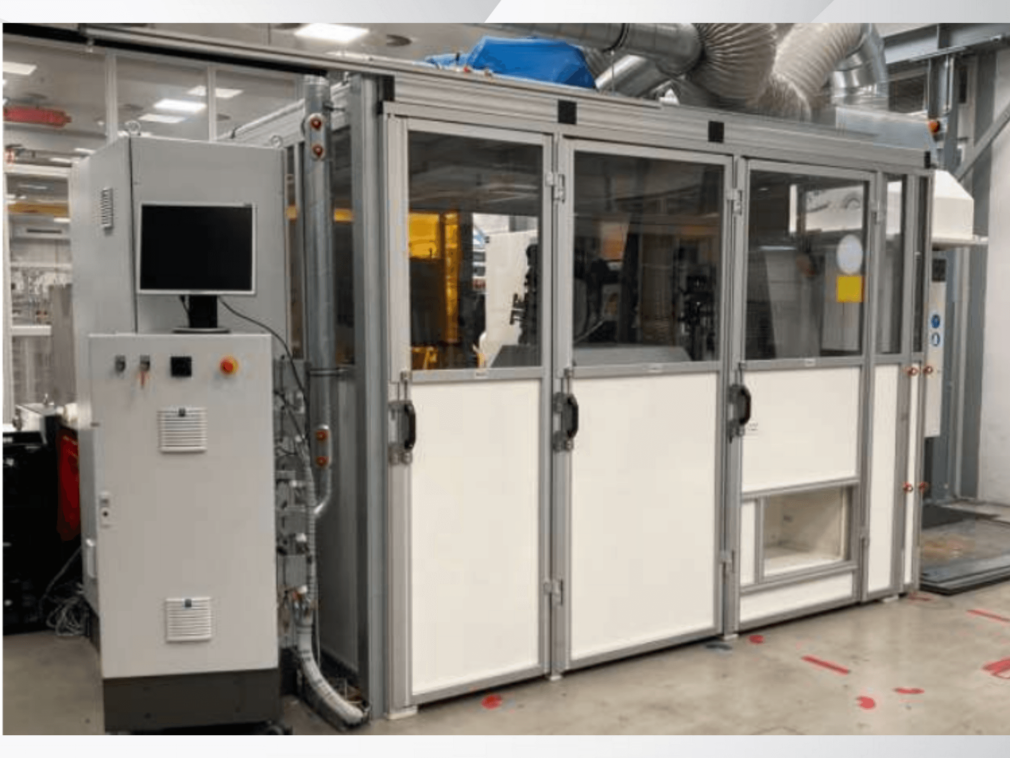 Industrijski stroj s upravljačkom pločom, prednji pogled; ima staklena vrata, ventilacijske kanale i vidljivo ožičenje.