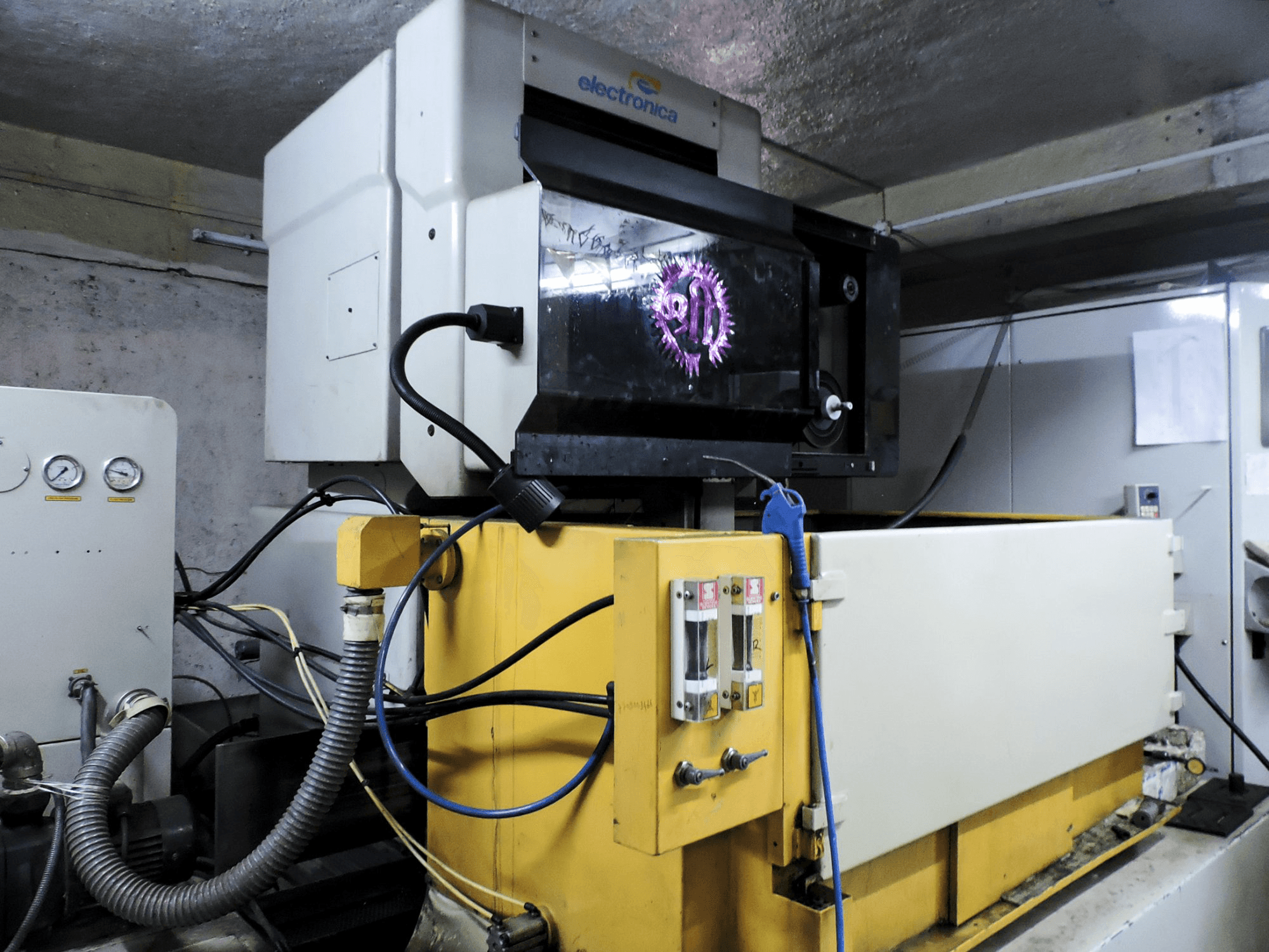 Prikaz stroja Electronica Ultracut S2 slijeva