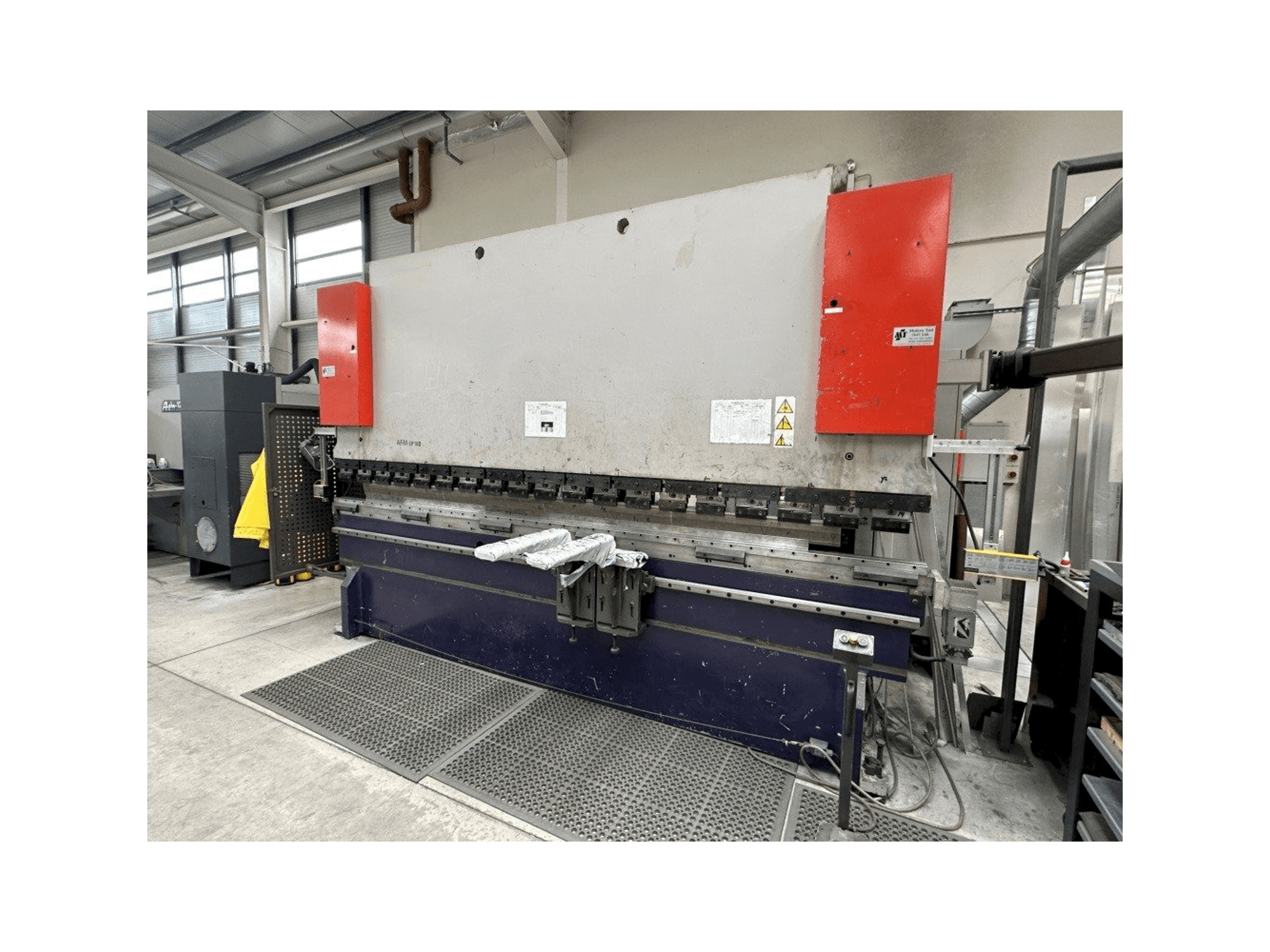 Prikaz stroja Bystronic AFM EP160 sprijeda