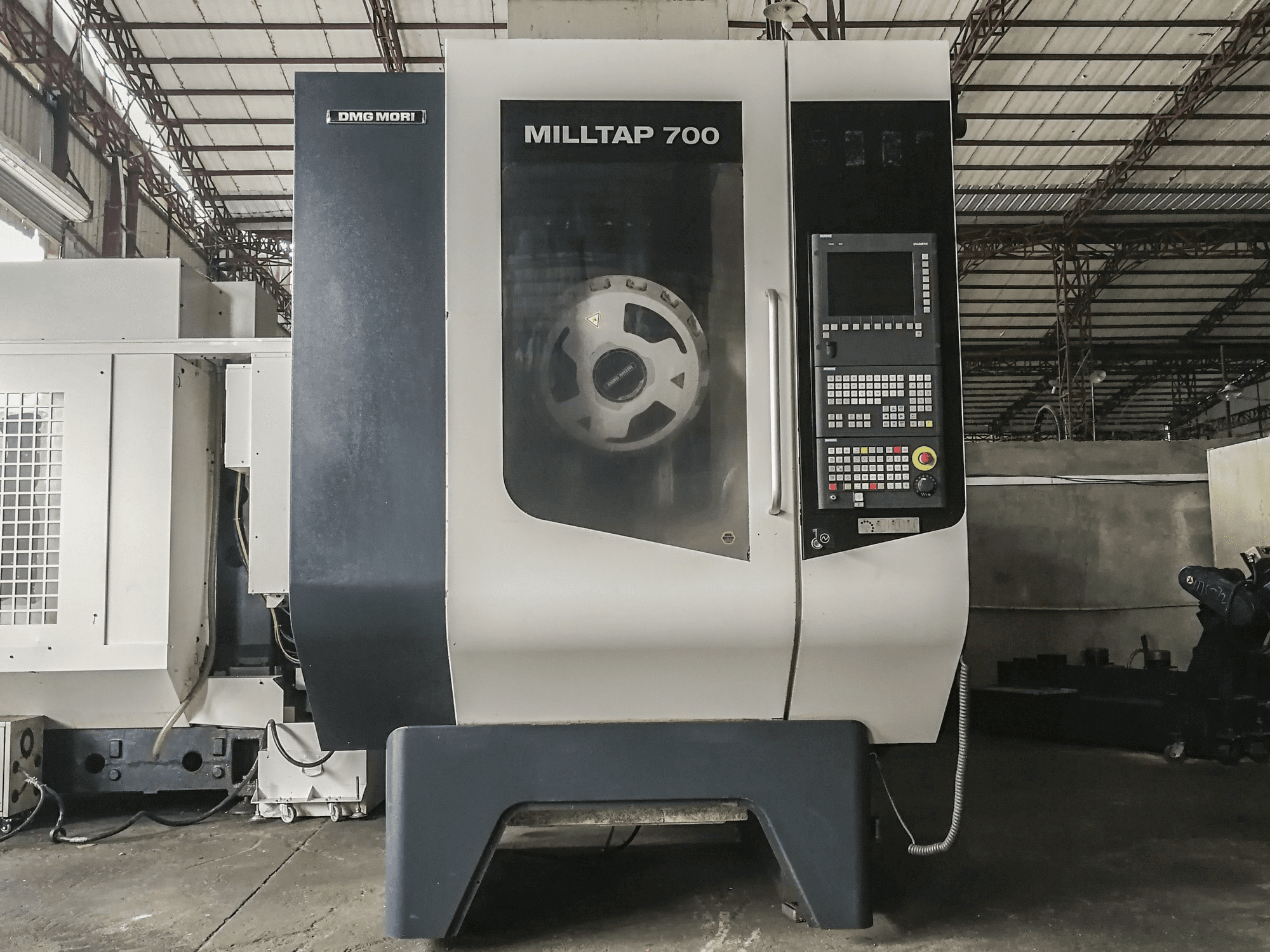 Prikaz stroja DMG MORI MillTap 700 sprijeda