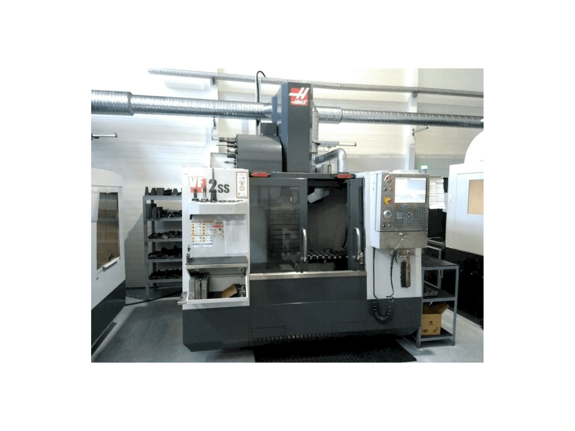 Prikaz stroja HAAS VF2 SS sprijeda