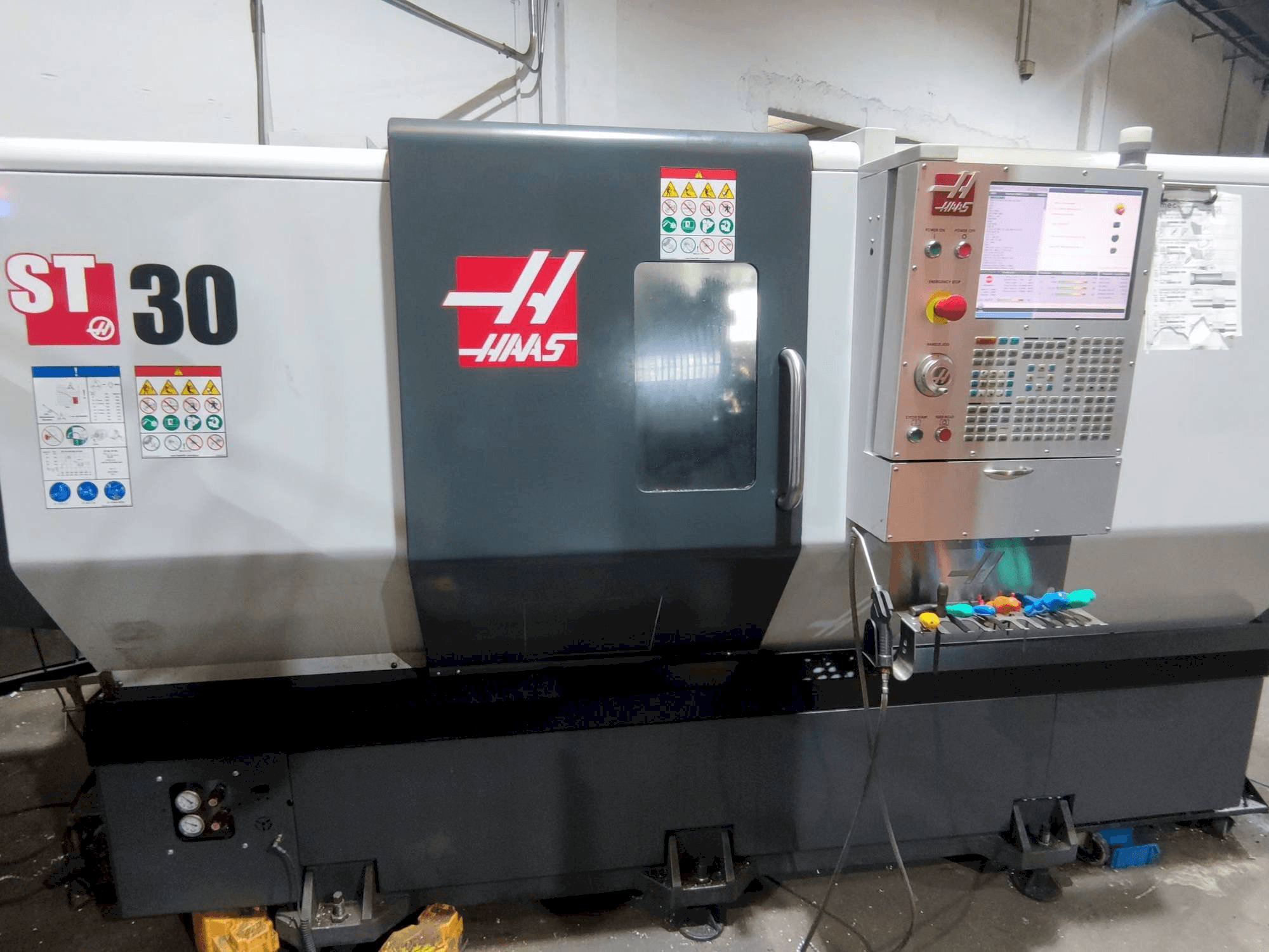 Prikaz stroja HAAS ST-30 sprijeda