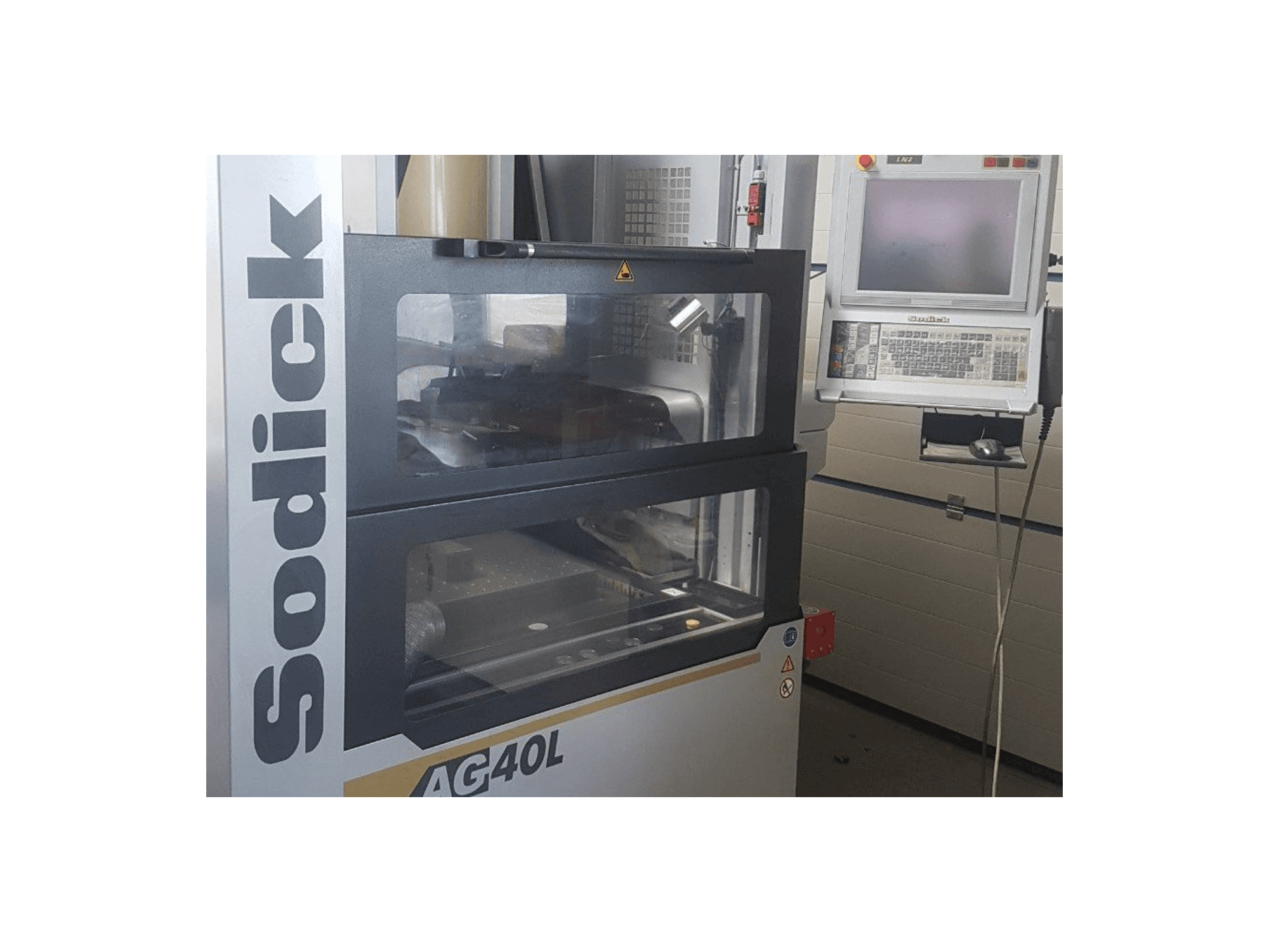 Prikaz stroja Sodick AG40L sprijeda