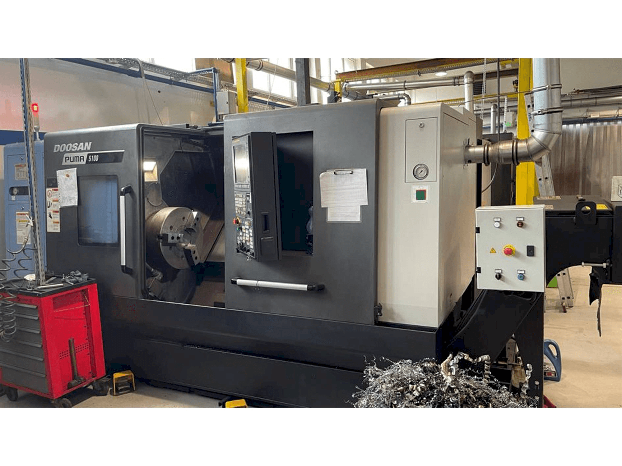 Prikaz stroja Doosan Puma 5100B sprijeda