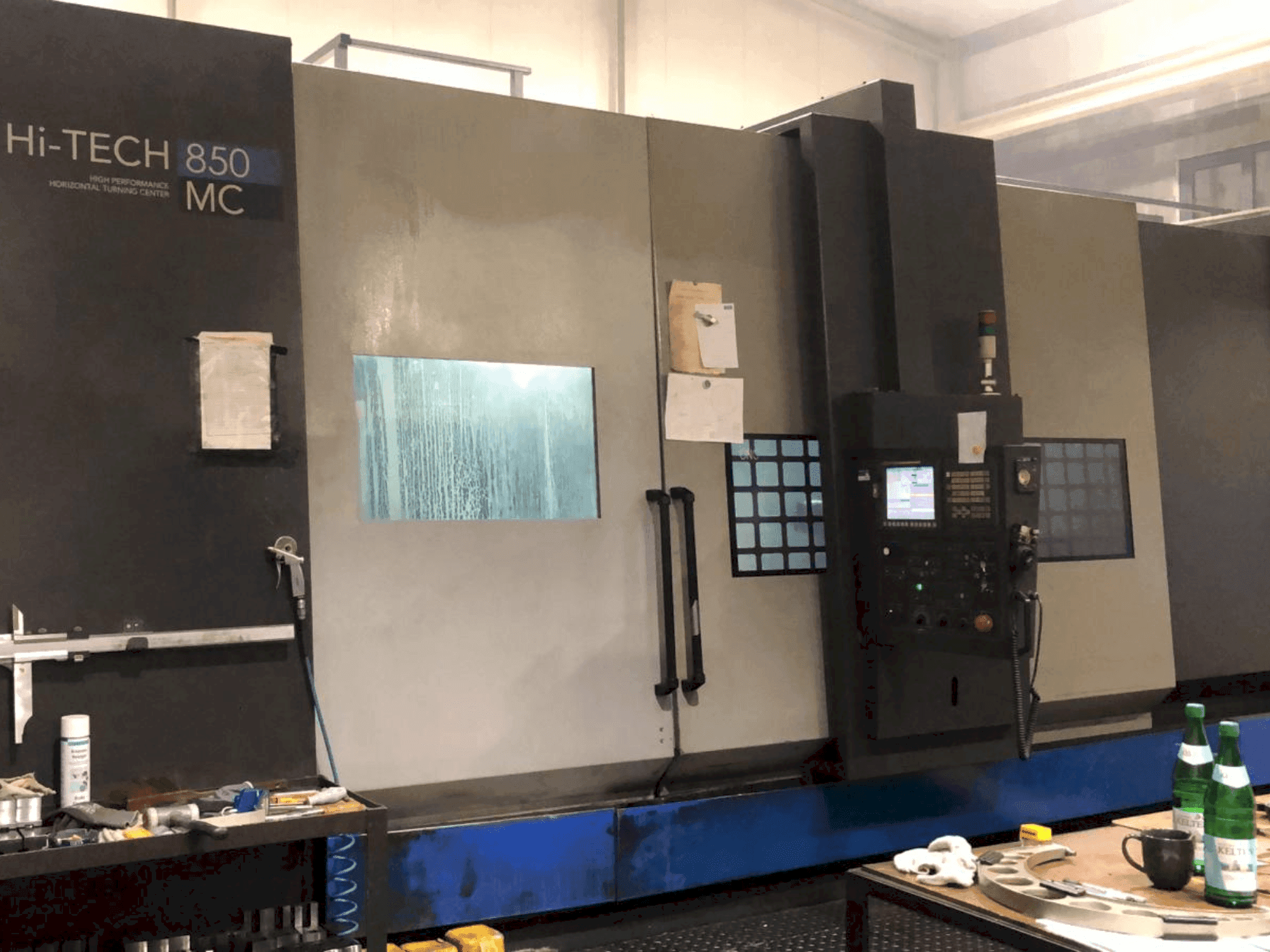 Prikaz stroja HWACHEON Hi-Tech 350 sprijeda