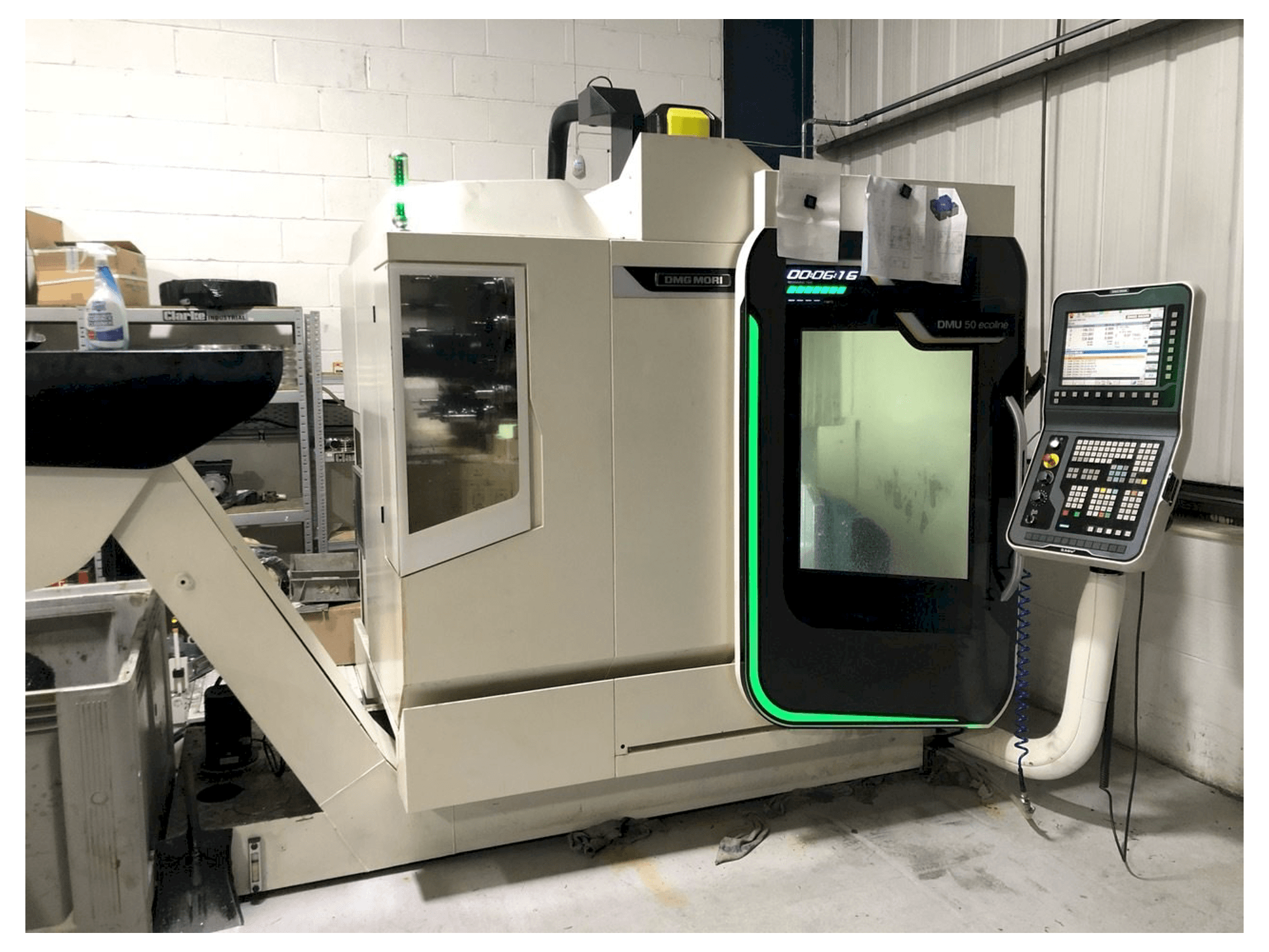 Prikaz stroja DMG MORI DMU 50 ecoline sprijeda