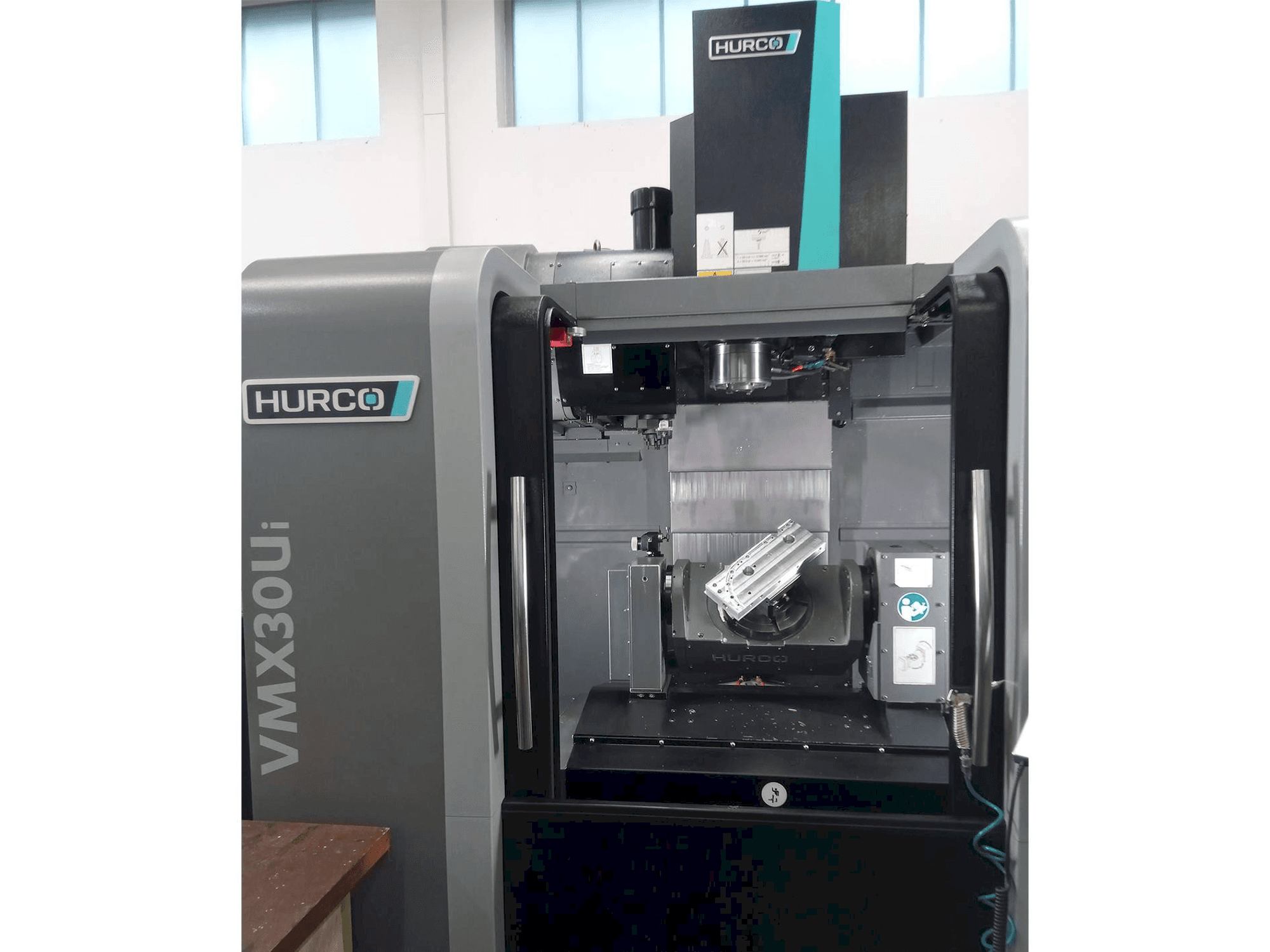 Prikaz stroja Hurco VMX 30ui sprijeda